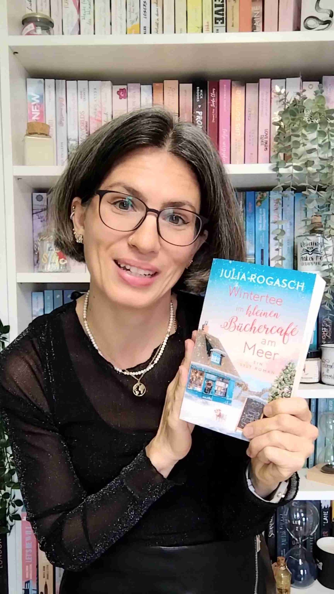 "Wintertee im kleinen Büchercafé am Meer" ist ein typisches Julia Rogasch Buch, das wie immer viel mehr zu bieten hat, als es zunächst scheint. Absolute Leseempfehlung meinerseits.