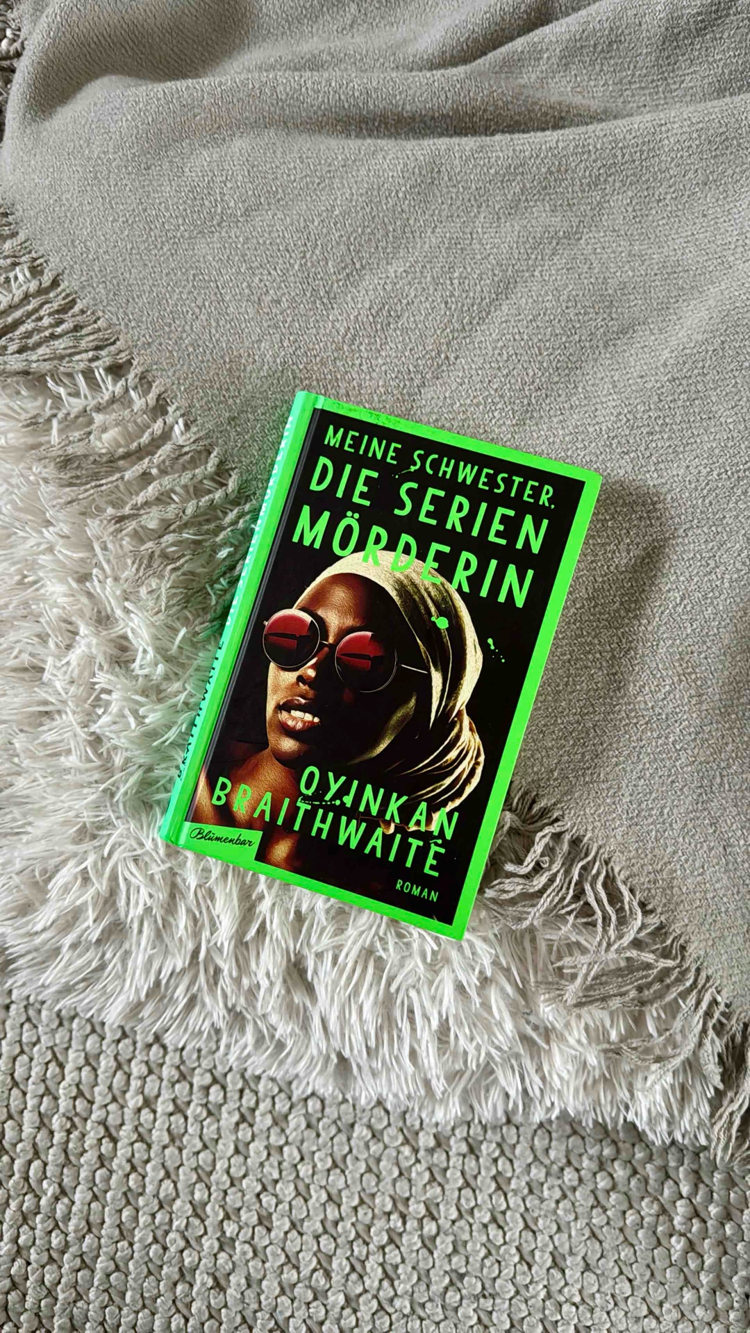 Ayoola ist eine Serienmörderin. Ihre Schwester Korede räumt regelmäßig hinter ihr auf. 