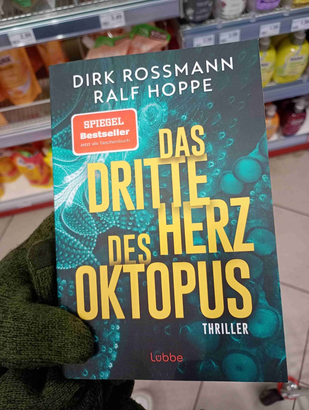 Ein klasse Thriller, mit Hochspannung und Tiefsinn, von der ersten bis zur letzten Seite.
Es gelingt eine Sensibilisierung und Aufklärung beim (alles) entscheidenden Klima- und Umweltschutz, gereicht in einer leicht lesbaren, mit faszinierenden Elementen durchsetzten belletristischen Erzählform, bei der es an vielen Ideen und Wendungen nicht mangelt.
Werde mir demnächst den Film dazu anschauen.☝️