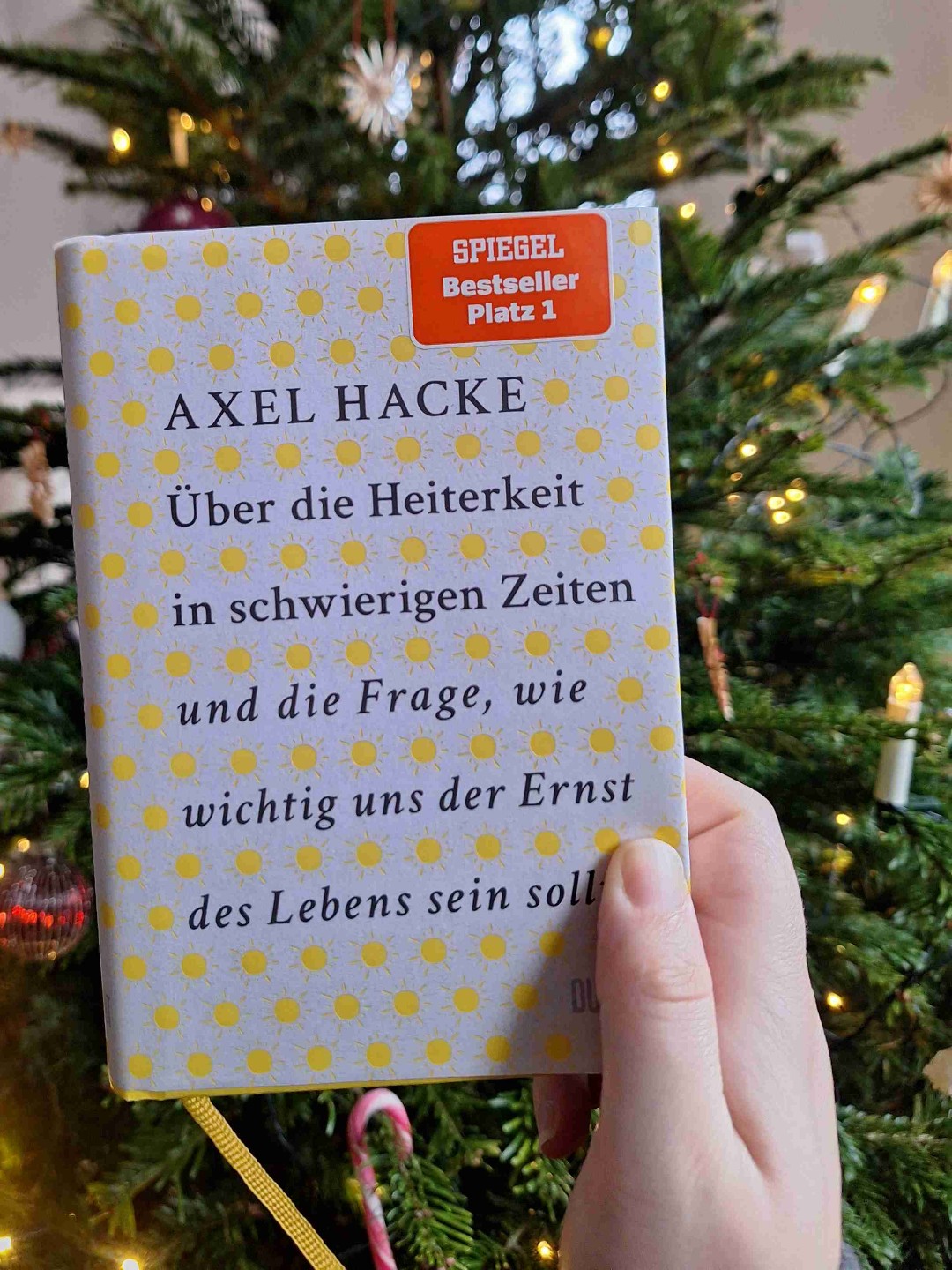 Tolles Sachbuch! Axel Hacke schreibt überaus verständnisvoll. Natürlich regt es zum Nachdenken an und kann nicht in einem Stück durchgelesen werden, wie ein Roman, dennoch lässt es sich auch schwer zur Seite legen. Vor allem die letzten Kapitel fassen noch einmal gut das Thema Heiterkeit und die Interpretation von Axel Hacke zusammen. 