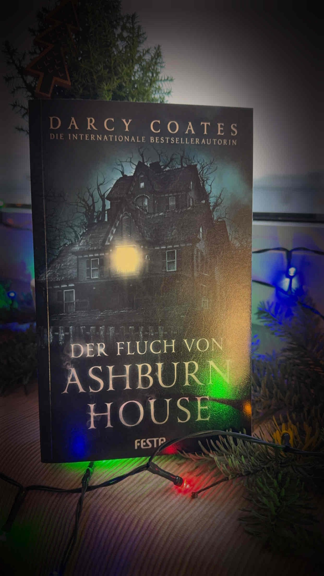 Sehr schöne Spukhaus Geschichte. Hat alles was es braucht, um sich ein bisschen zu gruseln.
Der Schreibstil wirkt manchmal etwas hölzern aber es kann sein dass es an der Übersetzung liegt und die Geschichte macht es wett.