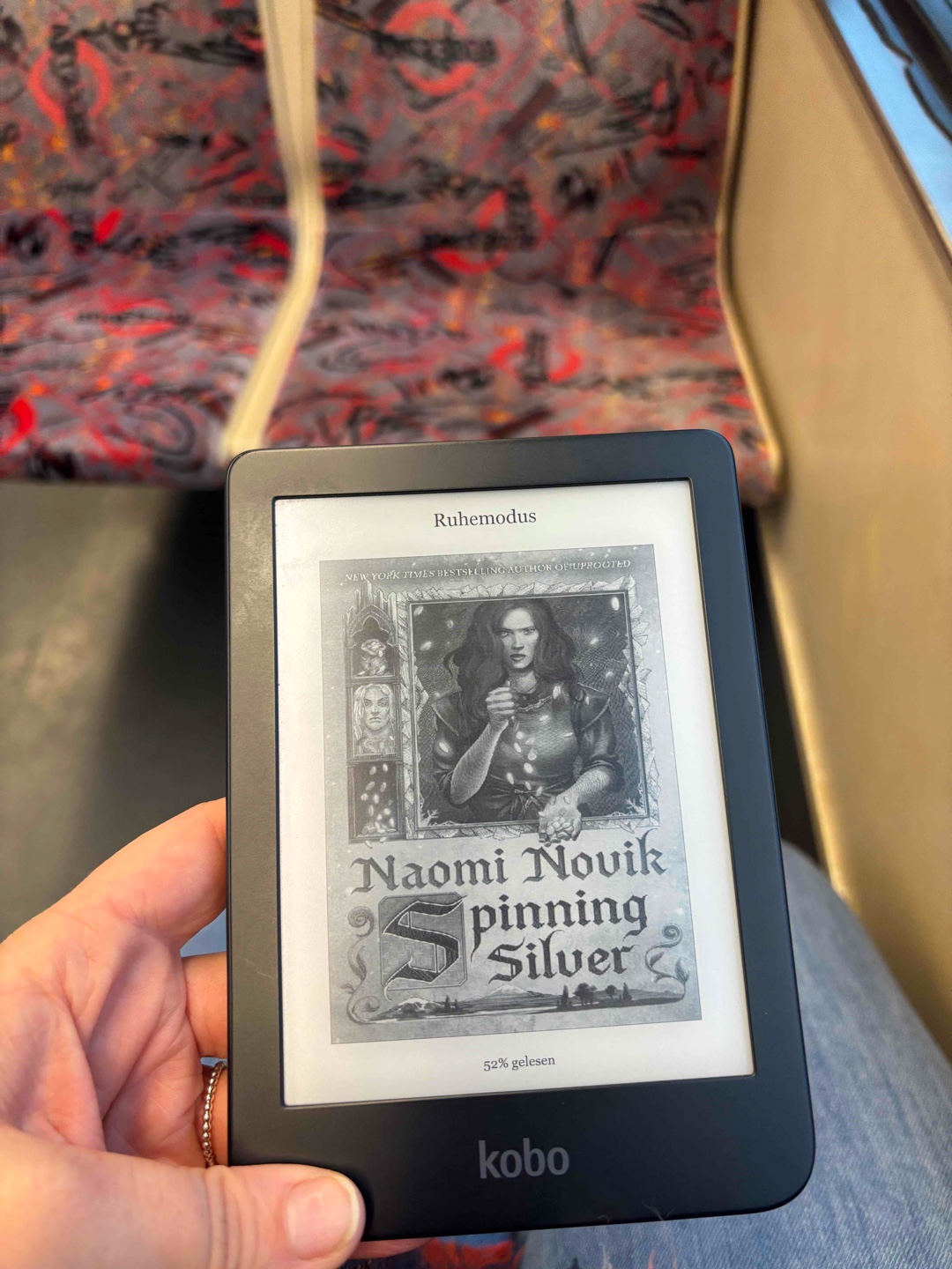 Ich glaube, das ist mein Lieblingsbuch von Naomi Novik bis jetzt.
Es ist unglaublich atmosphärisch und eisig, und ich habe das Setting geliebt.
Wir folgen Miryem, Wanda und Irina, drei starken Frauen, deren Geschichten getrennt voneinander beginnen, aber im Laufe der Geschichte miteinander verwoben werden. 
Eines meiner Probleme mit dem Buch war jedoch, dass wir mehrere Perspektiven haben, die manchmal sogar während eines Kapitels wechseln, und dass es keinen Namen gibt, die zeigen, aus welcher Perspektive wir lesen. Und während einige Wechsel eindeutig waren, gab es ein paar Kapitel, bei denen ich nicht wusste, aus wessen Perspektive ich jetzt lese.
Das Ende war für meinen Geschmack ein bisschen schnell und verwirrend, aber insgesamt kann ich Spinning Silver wirklich empfehlen. Es ist einer von wenigen Fantasy-Einzelbände, die mir wirklich gefallen haben, und das Setting macht es die perfekte Lektüre für den Winter.

