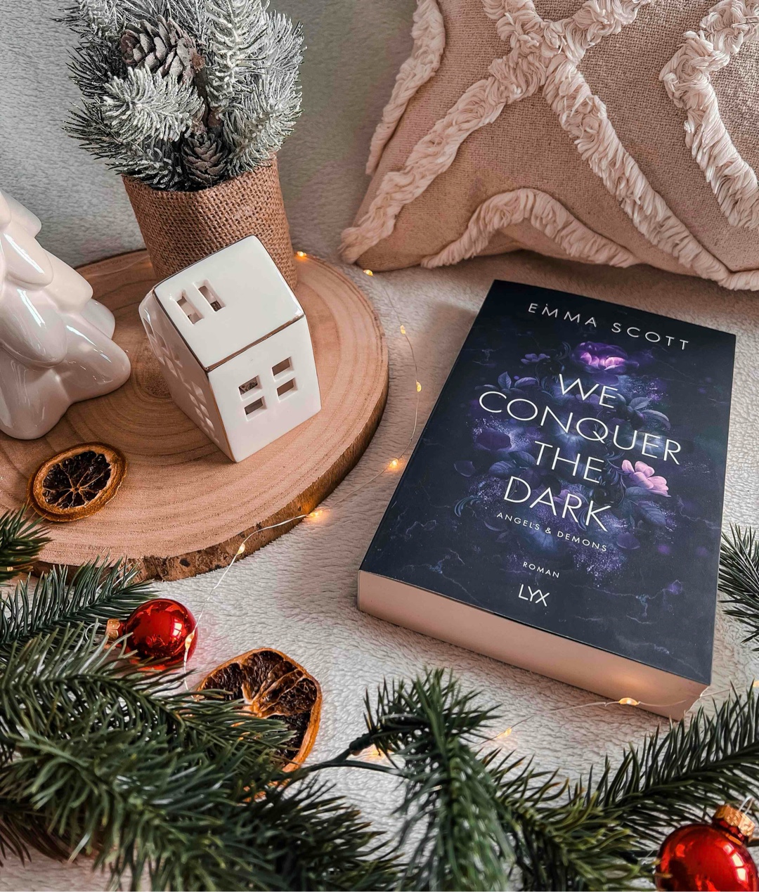 Die Handlung von „We Conquer the Dark“ wird im Laufe des Buches etwas besser, bleibt aber dennoch etwas vorhersehbar. Die Fantasy-Geschichte wirkte auf mich etwas verloren und passte für mich nicht ganz in das Setting. Sie ist auch ein bisschen klischeehaft, aber wer das mag und auch auf Urban Fantasy steht, könnte hier eine interessante Unterhaltung finden. 