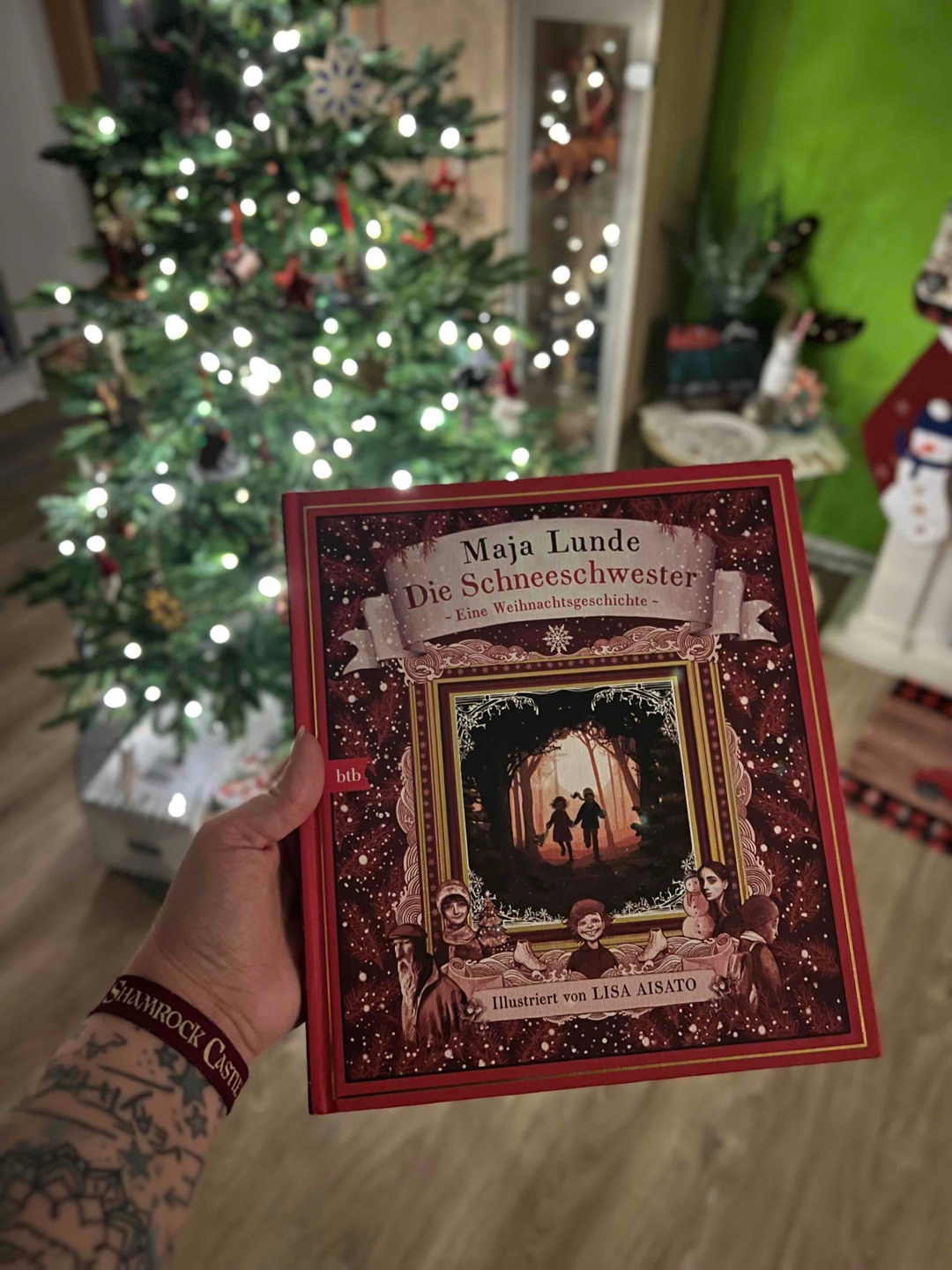 Eine wunderschöne, berührende Geschichte. Wenn du selbst einen geliebten Menschen vermisst wirst du dich in dem Buch und in den Gefühlen der Charaktere wiederfinden können. Eine sehr schöne Hommage an Weihnachten, an das Leben und ans Loslassen.
Zudem ist diese Ausgabe wundervoll illustriert.