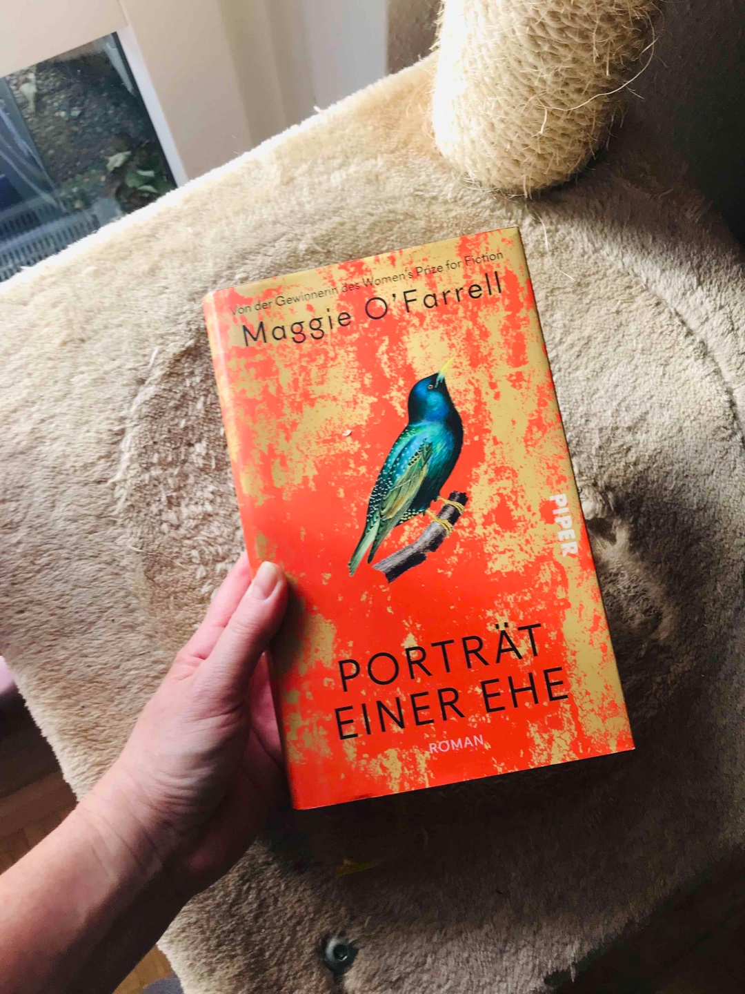 Gewohnt toller Schreibstil von Maggie O’ Farrell. Der Roman handelt von Lucrezia de’Medici die mit nur 16 Jahren verstorben ist. Gerüchten zur Folge wurde sie von ihrem Ehemann,  Alfonso II. d' Este vergiftet. Über das Schicksal der jungen Lucrezia zu lesen fand ich zuweilen sehr bedrückend. Zu gerne hätte ich ihr ein anderes Ende gewünscht.