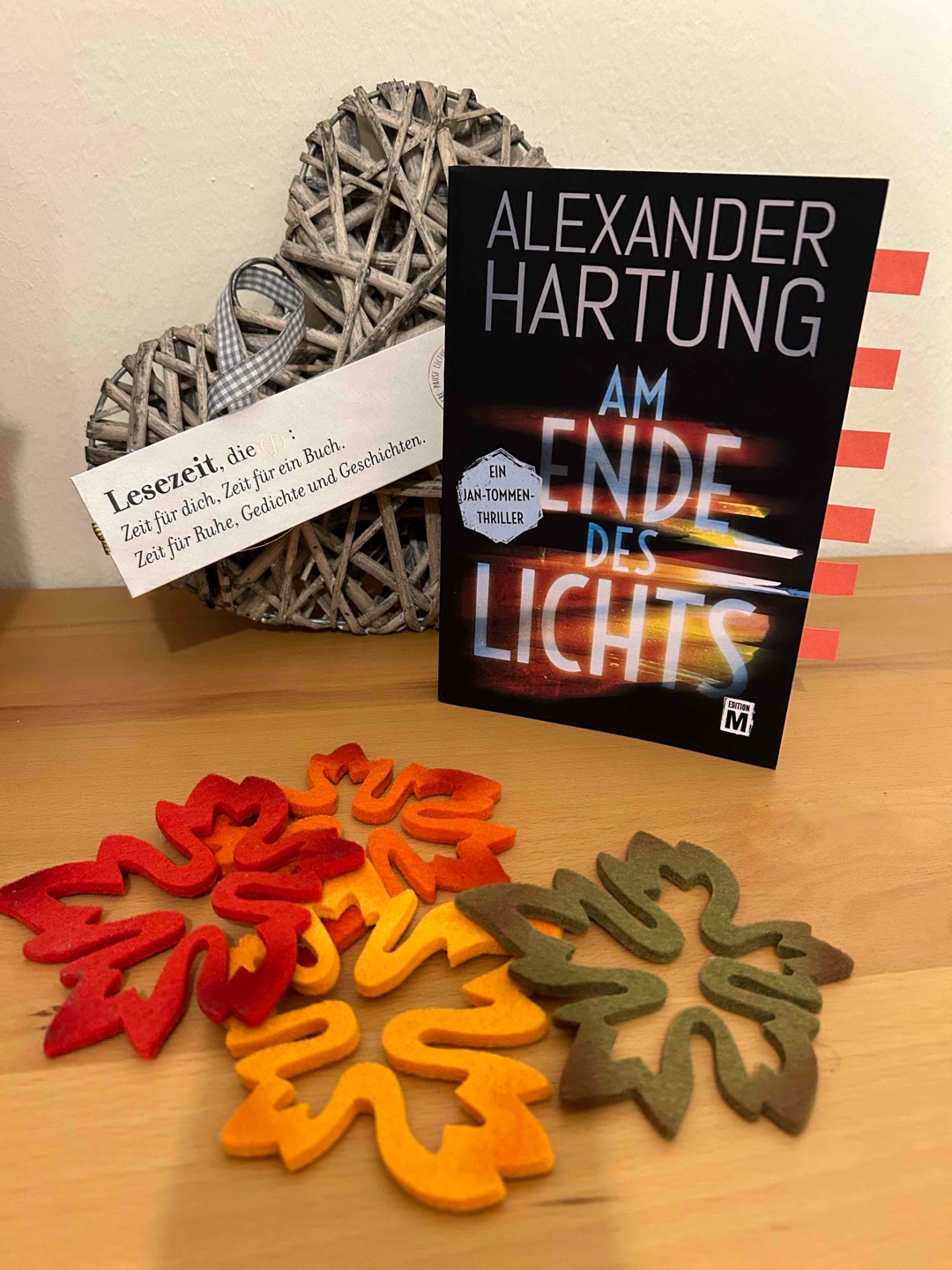 „Am Ende des Lichts“ ist der 11. Fall in der Jan Tommen Reihe - für mich war es die erste Begegnung mit Jan und seinem Ermittlerteam welches sich nicht nur aus Kollegen bei der Kripo zusammensetzt