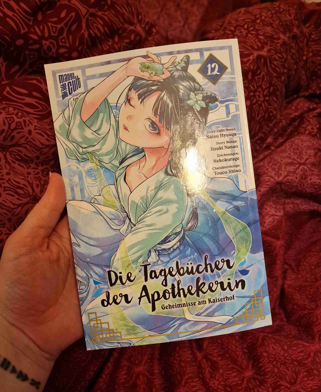 Jetzt muss ich das erste mal warten auf einen Band 🥲