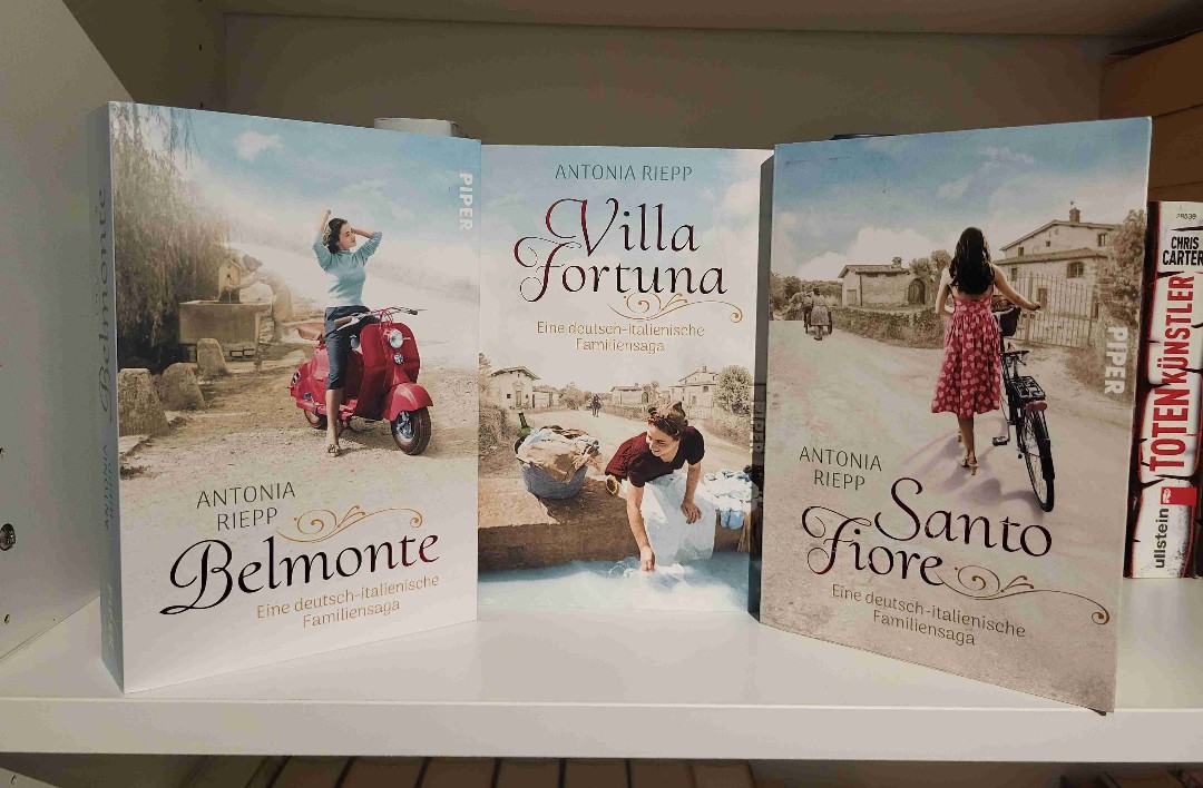🇮🇹🇮🇹🇮🇹🇮🇹🇮🇹🇮🇹🇮🇹🇮🇹🇮🇹🇮🇹🇮🇹🇮🇹🇮🇹🇮🇹🇮🇹🇮🇹
Mal wieder eine wunderbare Generationengeschichte, die die Belmonte-Trilogie sinnvoll abschließt. Allerdings will die Autorin hier zu viele Fäden miteinander verknüpfen. Dadurch wirkt es nicht ganz fertig.
🇮🇹🇮🇹🇮🇹🇮🇹🇮🇹🇮🇹🇮🇹🇮🇹🇮🇹🇮🇹🇮🇹🇮🇹🇮🇹🇮🇹🇮🇹🇮🇹