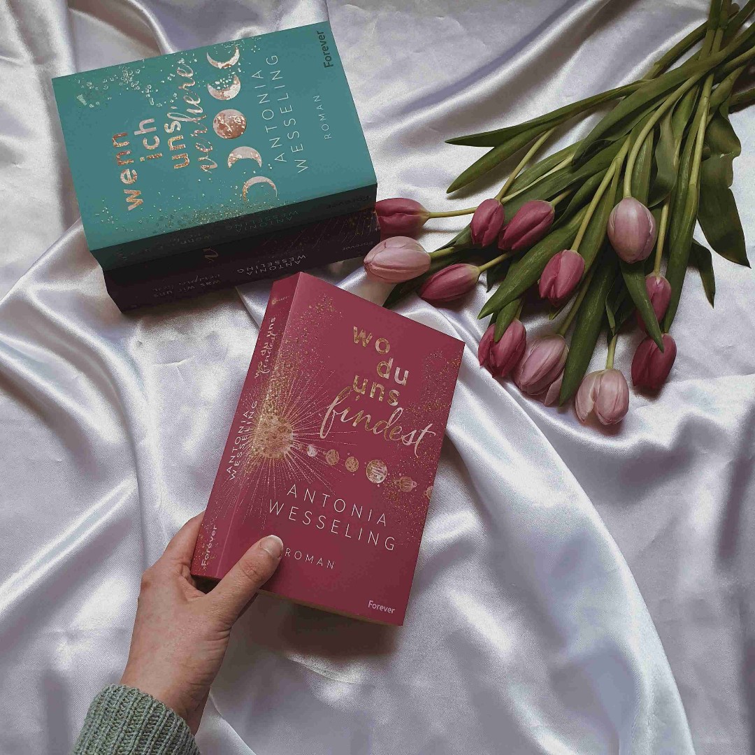 𝑾𝒆𝒏𝒏 𝒅𝒊𝒆 𝑾𝒆𝒍𝒍𝒆 𝒅𝒓𝒐𝒉𝒕 𝒅𝒊𝒄𝒉 𝒎𝒊𝒕𝒛𝒖𝒓𝒆𝒊𝒔𝒔𝒆𝒏, 𝒃𝒓𝒂𝒖𝒄𝒉𝒔𝒕 𝒅𝒖 𝒆𝒊𝒏𝒆𝒏 𝑨𝒏𝒌𝒆𝒓, 𝒅𝒆𝒓 𝒅𝒊𝒄𝒉 𝒉𝒂𝒆𝒍𝒕!
Abgesehen von einem wunderschönen Buchcover ist es auch eine sehr schöne Geschichte.