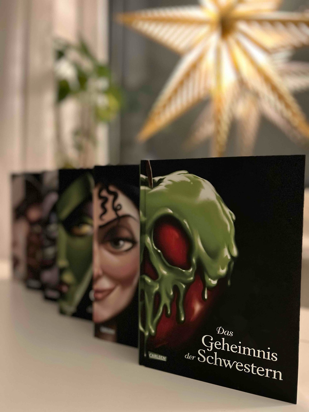 No 6 - die Disney-Reise geht weiter ✨

Dieser Teil ist eher so der „Aufklärungs“-Teil, und ja es macht wirklich Sinn die anderen Bücher vorher zu lesen (den Tipp kannte ich aus Rezensionen aber und hab ihn beherzigt). Ab und zu ein bisschen viel Info auf einmal, aber bis zum Ende spannend ☺️ 
Bisher haben mir die einzelnen Storys aber besser gefallen bzw. konnte ich mich dort besser reinversetzen. Wenn es schon etwas her ist, finde ich es immer schwierig noch alle Geschichten parat im Kopf zu haben um dann wirklich alles zu verstehen. 