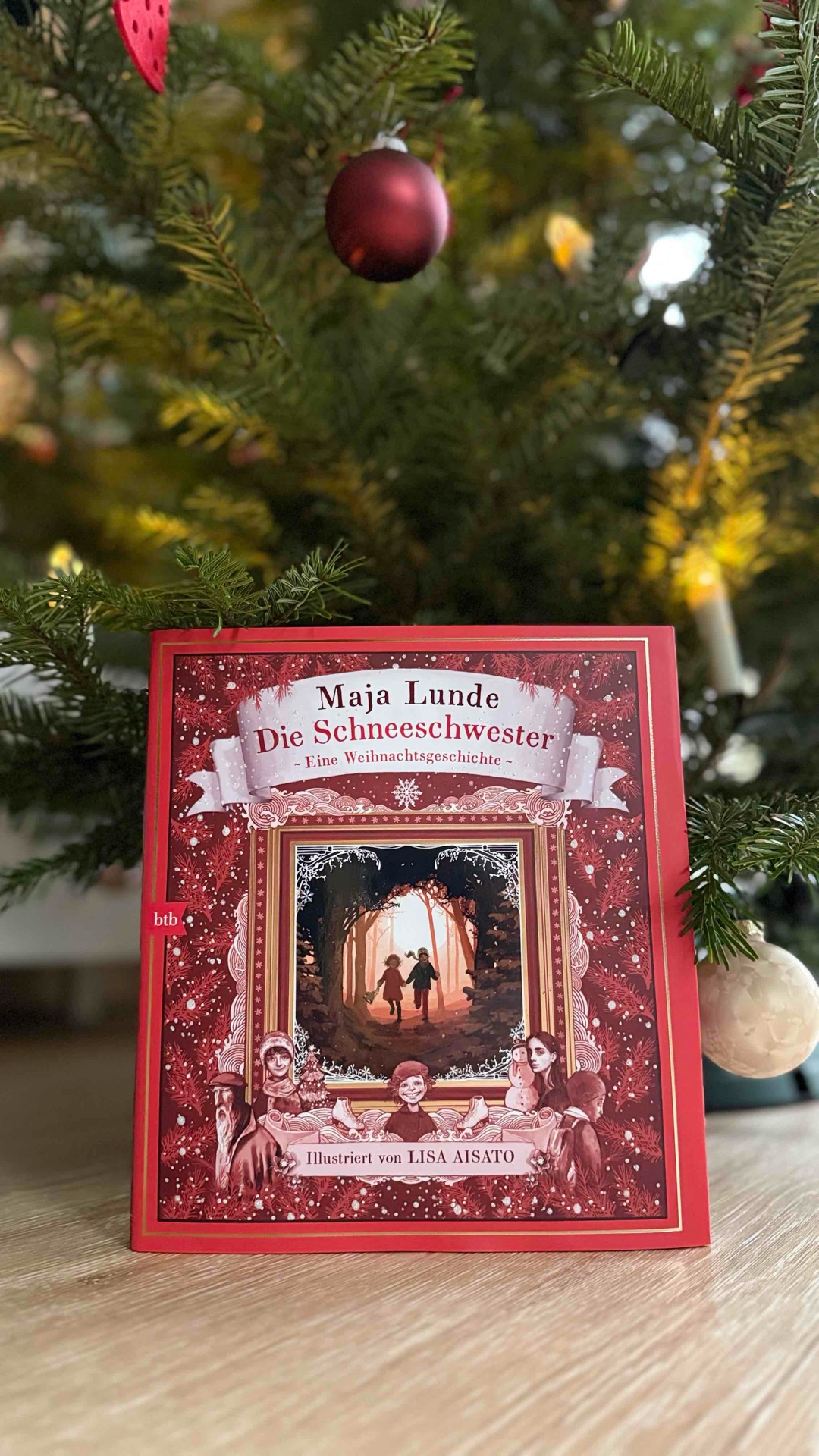 Schönstes Weihnachtsbuch 💛
Sowohl die Geschichte von Maja Lunde (Übersetzt von Paul Berf) als auch die einzigartigen Illustrationen von Lisa Aisato lassen einen so tief eintauchen.. in die liebevollen Charaktere, in deren Emotionen und Empfindungen. Zum einen ziemlich traurig, aber auch voller Hoffnung und am Ende einfach zum Weinen schön 🥰
Ist leider noch nichts für meine beiden Mädels (3 und fast 6), aber wenn sie etwas älter sind, freue ich mich schon, wenn wir es zusammen lesen können 🤗