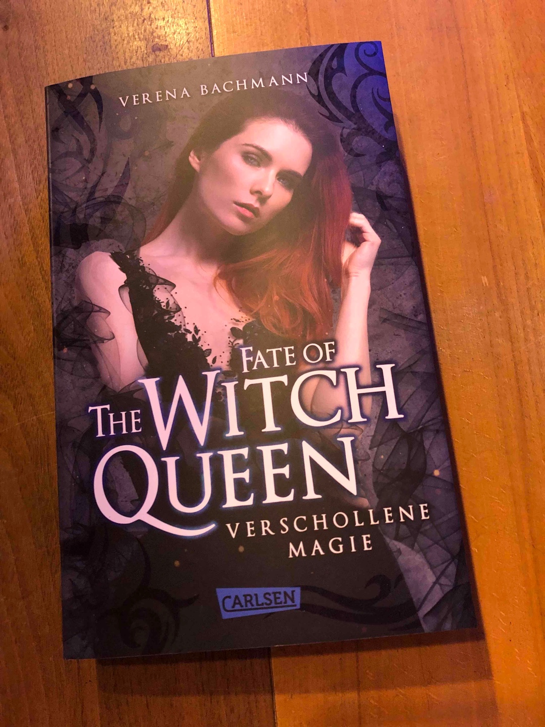 Der letzte Teil dieser Trilogie war echt gut und hat mich echt gefesselt. In der Mitte hatte es sich etwas gezogen, aber nicht schlimm. War eben ausführlich . Und ich liebe den Humor der Autorin , diesen sie Enju gibt. 