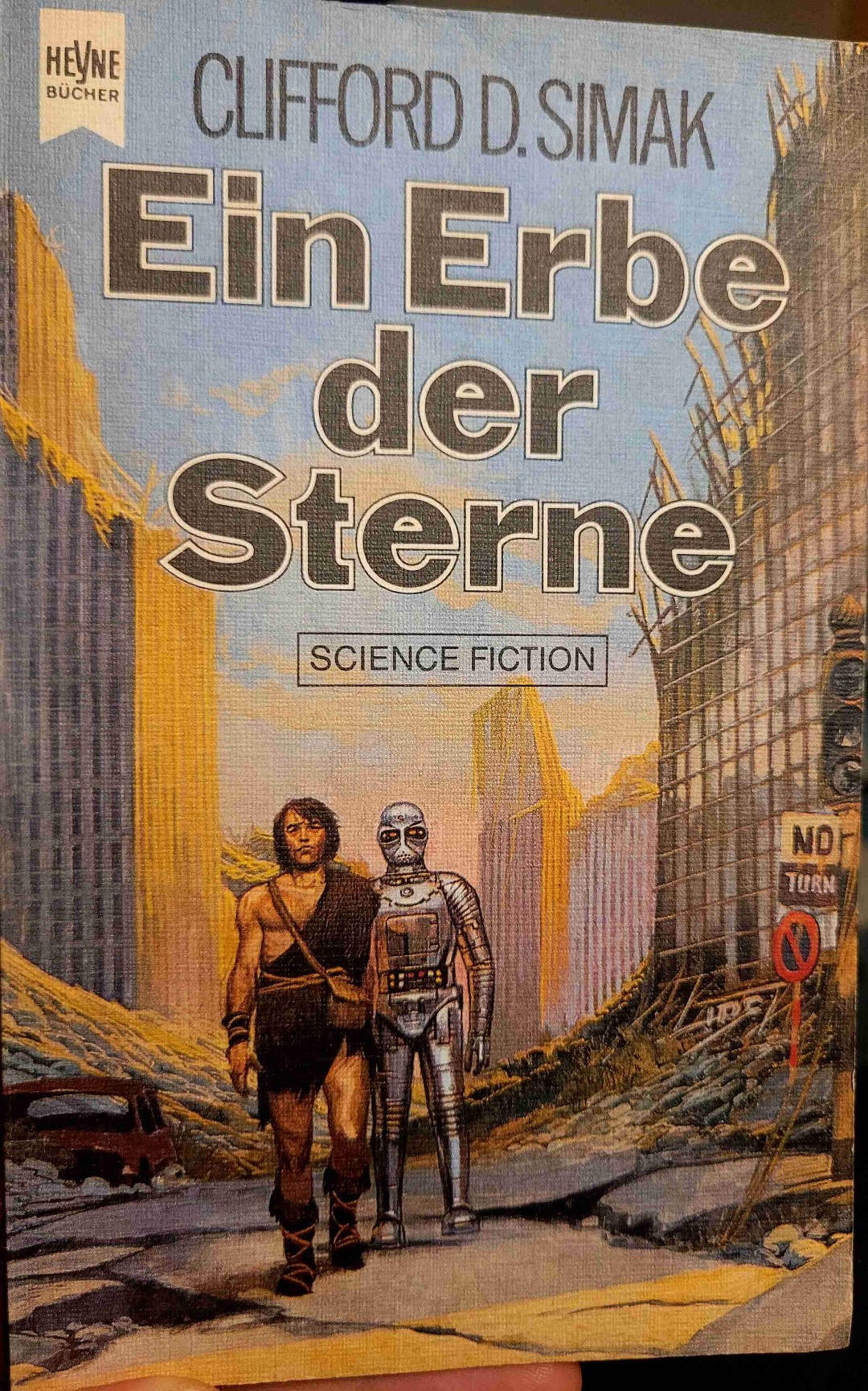 Ein Mann, eine Hexe und ihr Wunderpferd und ein Roboter suchen den Ort der Sternreisen.
Anders als manch andere Werke von Simak, liegt hier ein klarer Handlungsstrang vor, welcher - Simak typisch - mit allerlei philosophischen Fragestellungen gespickt ist, einiges wunderliches und ein offenes Ende für den Leser / die Leserin bereithält.
Tausende Jahre nach dem Zusammenbruch der Technik werden die Kontrahenten Wissenschaft und Natur erneut aufeinandertreffen.
Den letzten Akt fand ich ein wenig schwach, aber bis dahin ist es ein Schmaus.
Entschleunigte Erzählung, ohne tiefenpsychologisch ausgestaltete Charaktere, ohne unnötige Sex-Komponente oder Endboss-Gekloppe.
Ich vermisse heutzutage Autoren wie Simak (oder habe sie noch nicht gefunden).