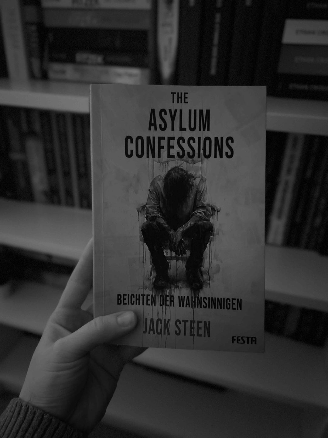 Ganz schön harte Kost beschreibt es diesmal wirklich gut. 🫣😮‍💨🤯🤢
Dachte nach der 1. Story (von 4 in dem Buch) das ich nicht weiter lesen kann, weil ich mich fast schon übergeben hätte 😮‍💨🤢😵‍💫
An sich beruhten die Geschichten ja nicht auf wahren Begebenheiten, aber die Tatsache konnte mich irgendwie auch nicht „beruhigen“ 🙈 
Irgendwie dezent beunruhigend, das sich jemand solche Geschichten „ausdenken“ kann und sie ja irgendwie gedanklich Gestalt haben und quasi umgesetzt werden könnten 😵

Die Tagebuch-Aufmachung mag ich grundlegend nicht so, fand es aber hier okay. 