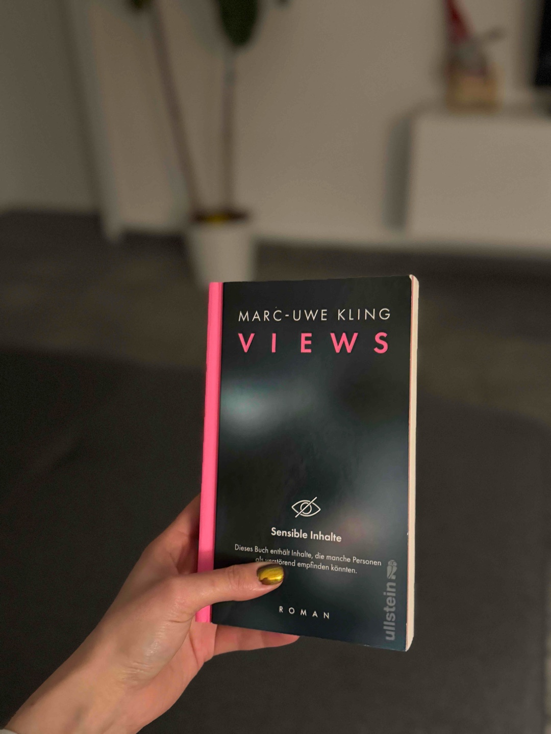Hochaktuelle Themen und tolle Story mit einem Ende, welches mich aber nicht so 100% glücklich zurücklässt 🙈