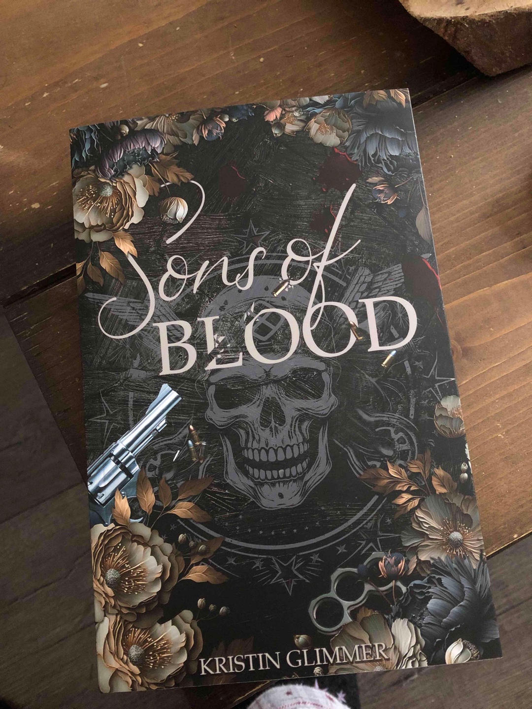 Ich hab das Buch durchgesuchtet , und finde es mega. Echt ein tolles Buch. Die Schreibart der Autorin ist einfach zu verstehen und man kommt schnell rein in das Geschehen. Ich liebe auch alle Charaktere, auch die lieben Nebendarsteller. Was an diesem Buch auch toll umgesetzt wurde ist das optische, Wahnsinn, der Farbschnitt und auch innen, die Bilder der Charaktere zwischen den Kapiteln. Mein Liebster Hauptcharakter ist Nocte und mein liebster Nebencharakter ist Mex. Ich liebe seine Sprüche und Art. 😊 Viel Spice und es ist gut beschrieben , nicht plump.
