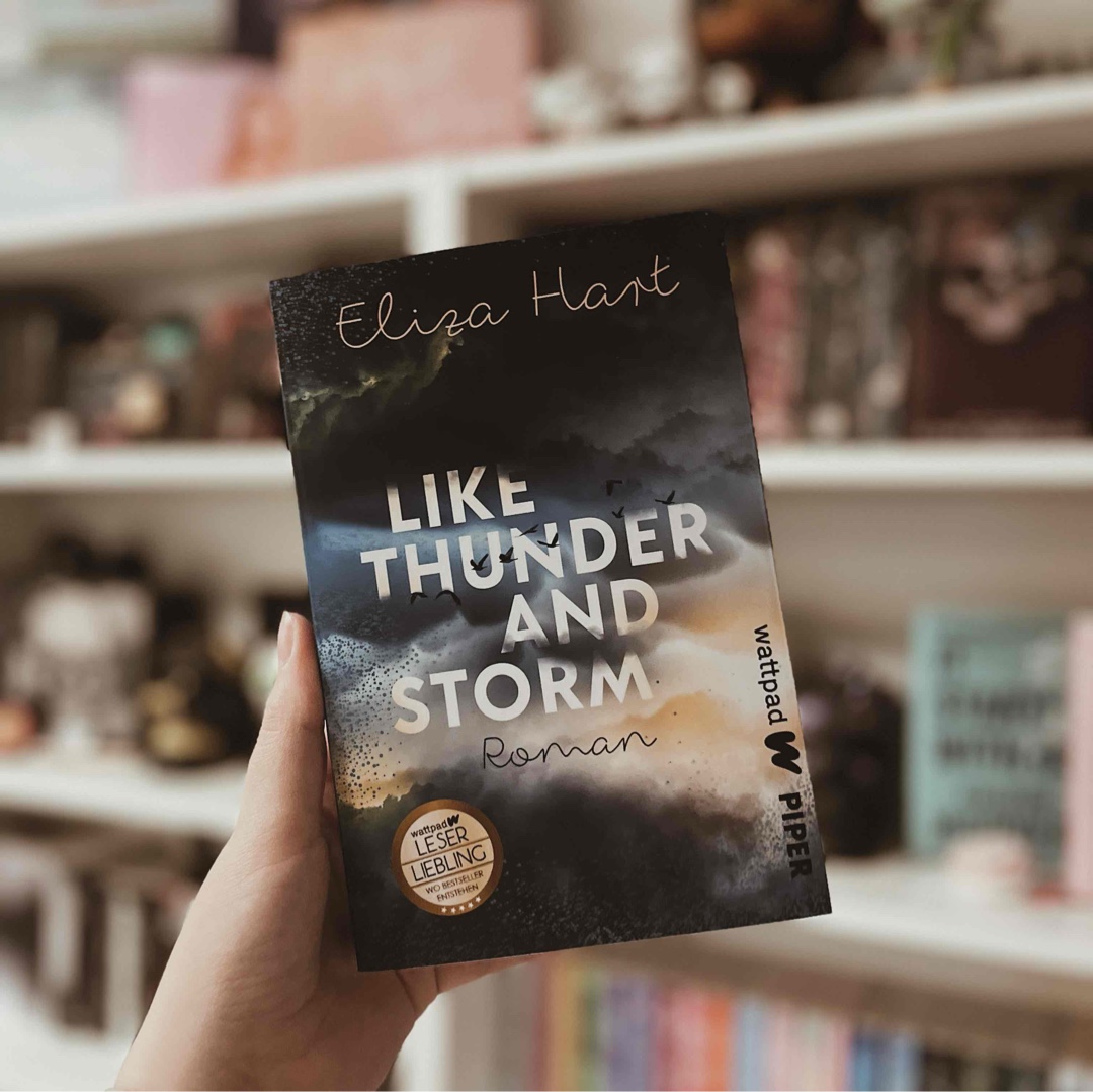 𝔽𝕣𝕚𝕖𝕟𝕕𝕤 𝕥𝕠 𝕊𝕥𝕒𝕟𝕘𝕖𝕣𝕤 𝕥𝕠 𝕃𝕠𝕧𝕖𝕣𝕤❤️‍🔥 
4,5/5⭐️
[Werbung/Rezensionsexemplar]