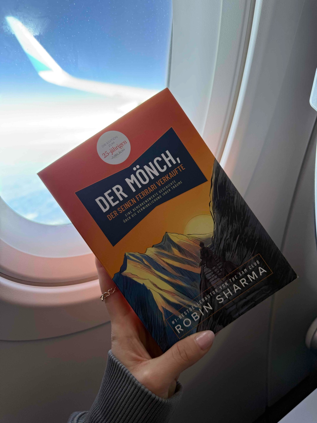 Das perfekte Strandbuch zum Ende Jahres.
Ähnlich wie das Café am Rande der Welt hat mich „der Mönch der seinen Ferrari verkaufte“ sehr zum nachdenken, ändern und handeln angeregt. 12/10 🫶🏼