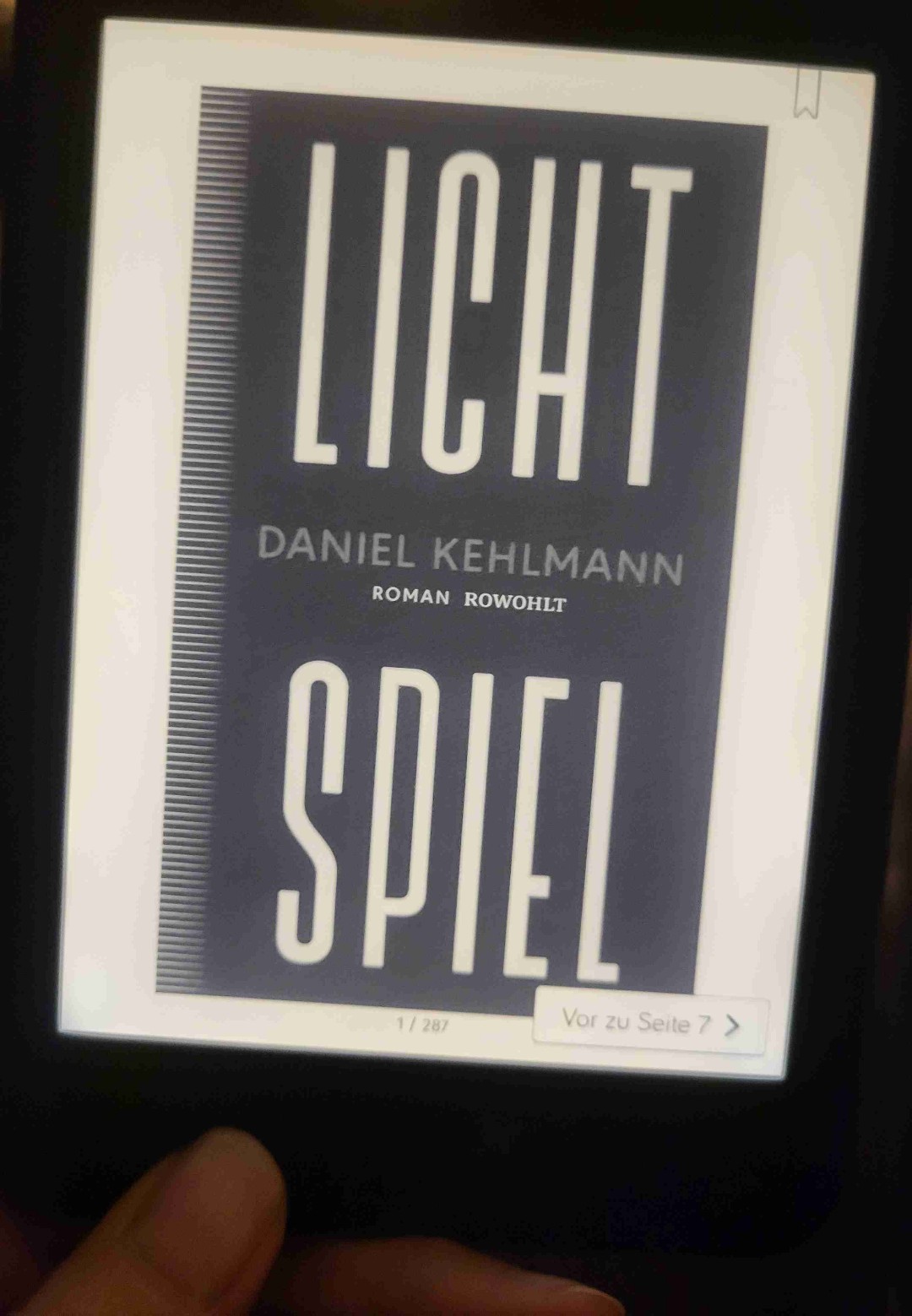 Daniel Kehlmann beschreibt die NS-Zeit anhand von Szenen aus dem Leben des österreichischen Regisseurs Georg Wilhelm Pabst (1885-1967) als auch anderer ProtagonistInnen.