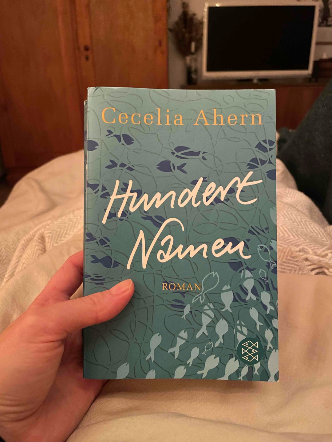 Nicht mein erstes Buch von Ahern und ich habe mehr erwartet.
Für mich persönlich waren es zu viele einzelne Geschichten, die ineinander verwoben wurden. Wenn man den Klappentext liest, ist das auch zu erwarten.
Ich hatte die Hoffnung auf eine sehr durchdachte Geschichte. Mir hat die Pointe und der Zusammenhang innerhalb des Buches gefehlt - es hat schlichtweg keine Raffinesse. Die Hoffnung darauf, hat es mich zu Ende lesen lassen, gelohnt hat es sich nicht.
Wenn man ein Buch sucht, was vor sich hin plänkelt und was man nebenbei lesen kann, ist das wohl das richtige.
In meinem Bücherregal wird’s nicht bleiben und kommt zurück in eine öffentlichen Bücherschrank, wo ich es gefunden haben.
