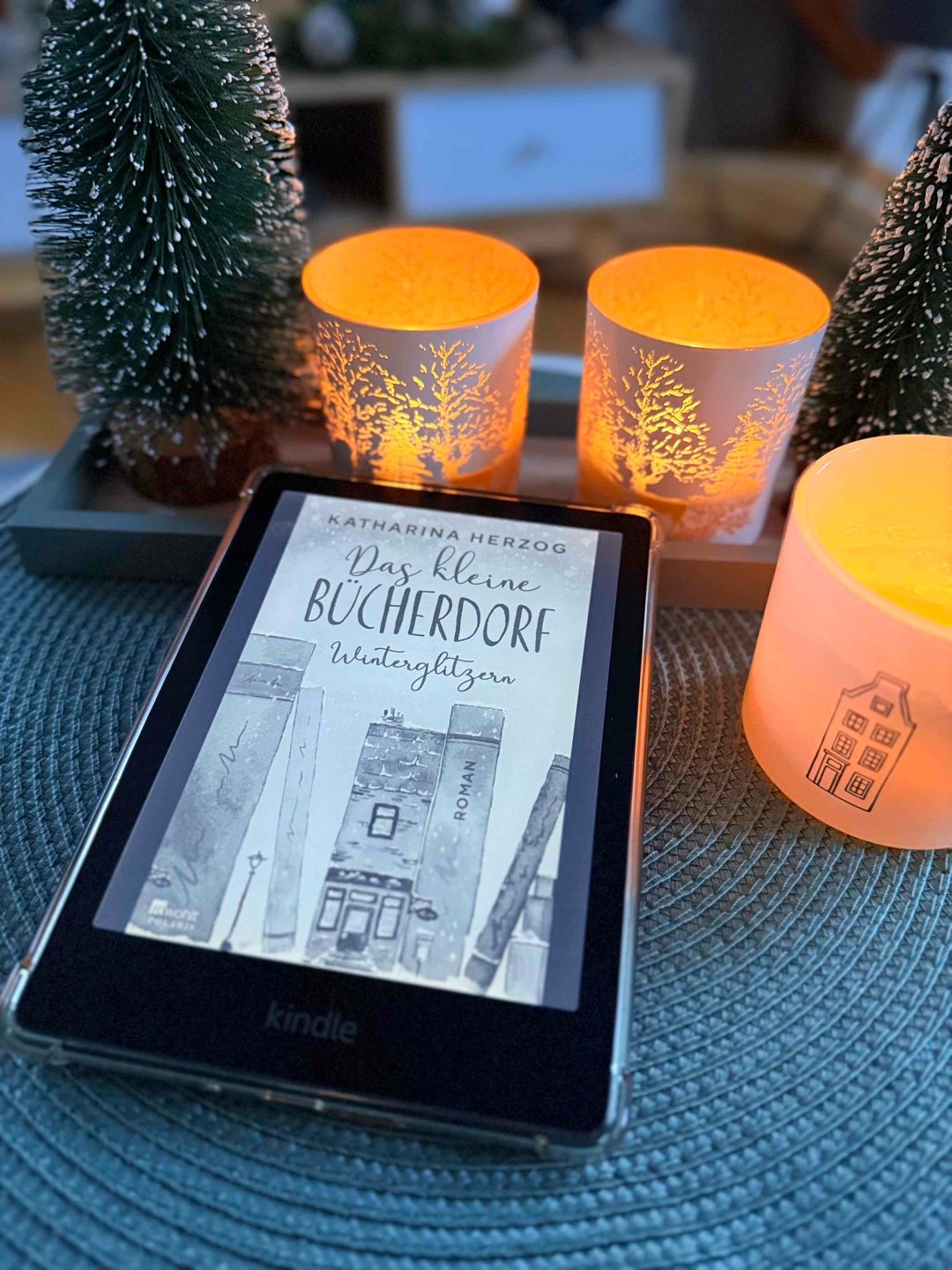 Ein süßer Wohlfühlroman, der cozy Weihnachtsstimmung versprüht. Die Bewohner von Swinton sind herrlich charmant und sorgen immer wieder für Schmunzler und warme Momente. Ich habe mich, genau wie Vicky, in das idyllische Dorf und seine besondere Atmosphäre verliebt.
Auch wenn mir an manchen Stellen etwas Tiefgang gefehlt hat und die Handlung auf einer Lüge basiert, bleibt das Buch eine zauberhafte Geschichte zum Abschalten. Ein tolles Leseerlebnis und ich freue mich schon darauf, nach Swinton zurückzukehren!