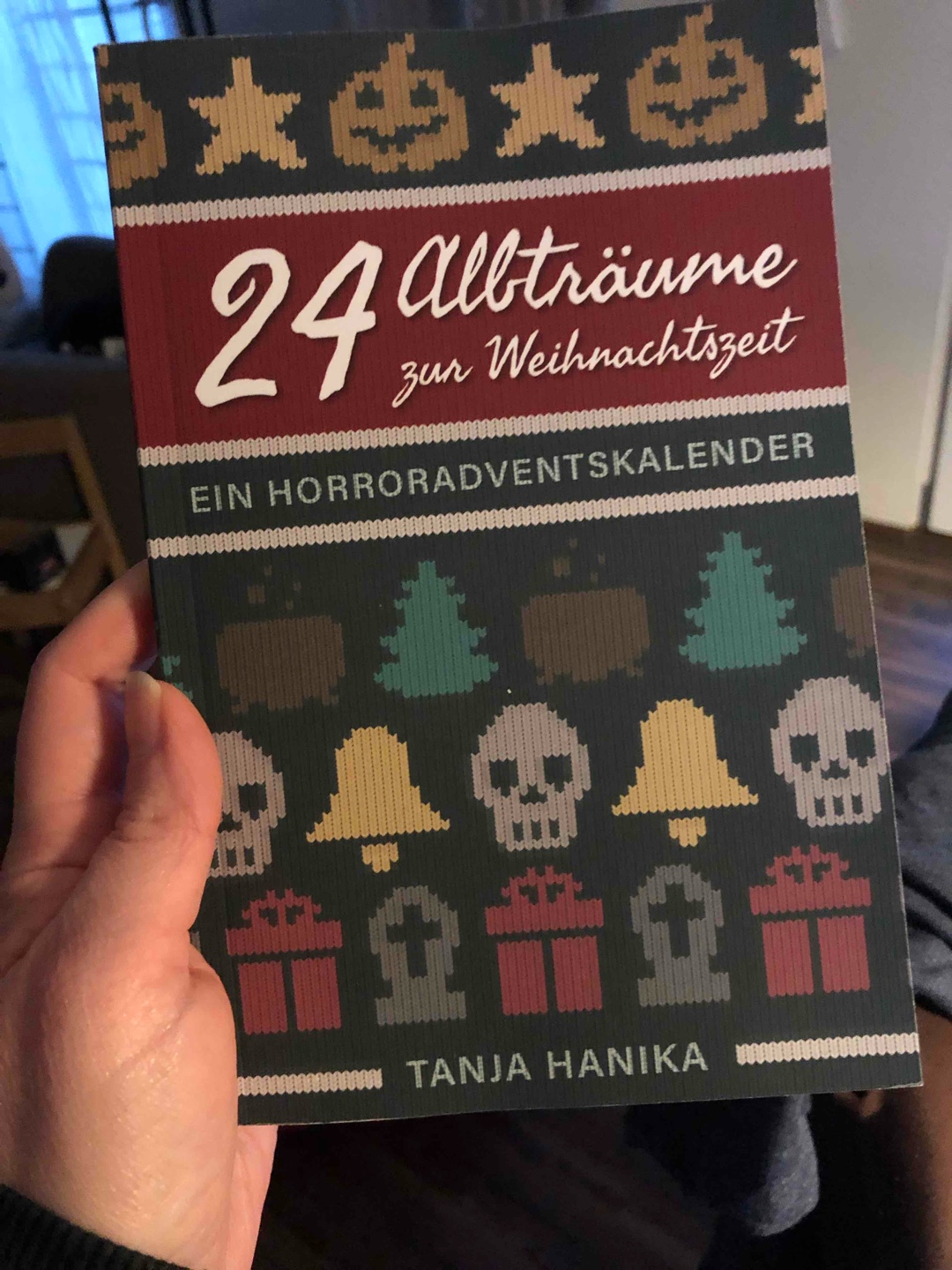 Einige Geschichten waren wirklich gut, aber zwischendurch waren auch nicht so gute dabei. Und ein wenig hat mich die Werbung für die anderen Romane gestört 🙈