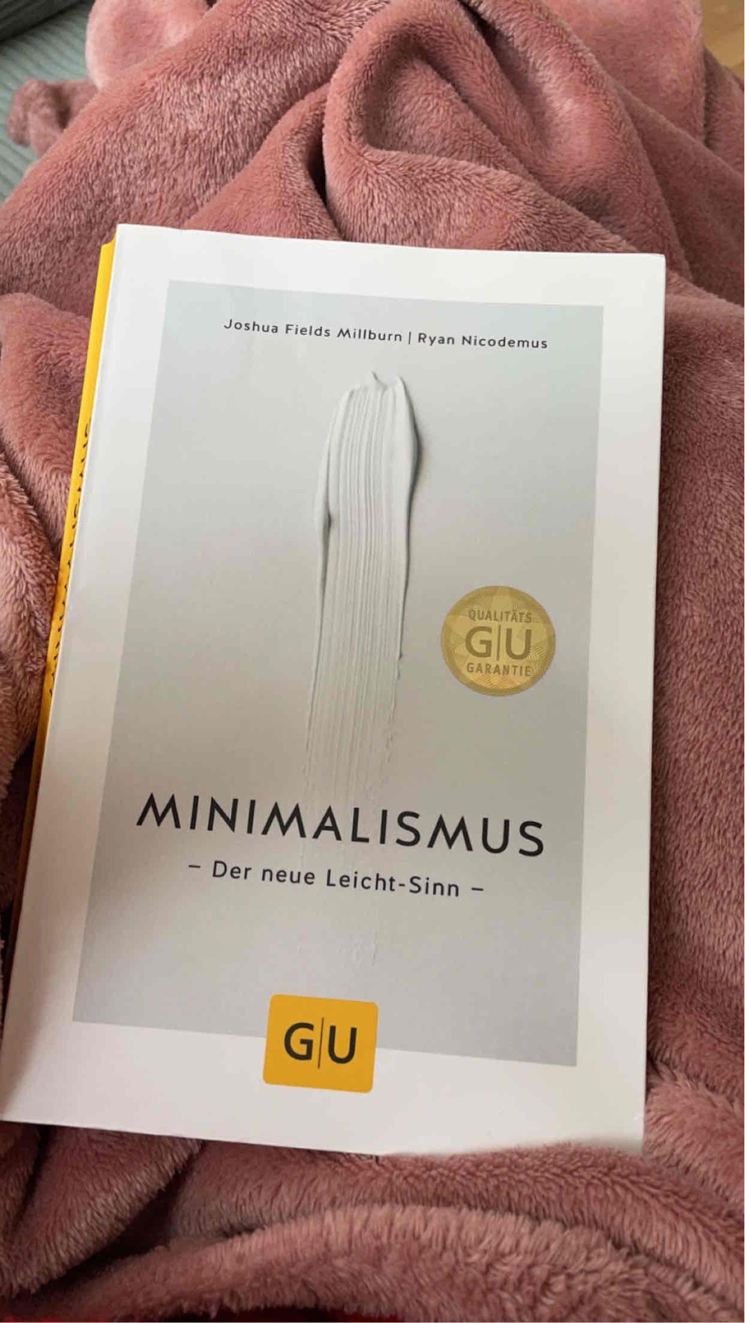 Tolles Buch über Minimalismus, das einem die fünf wichtigsten Bereiche im Leben aufzeigt. Es geht weniger darum wie man aussortiert oder weniger Dinge besitzt, sondern mehr darum sich auf die Dinge zu konzentrieren die im Leben wirklich wichtig sind. Kann das Buch nur empfehlen 😊