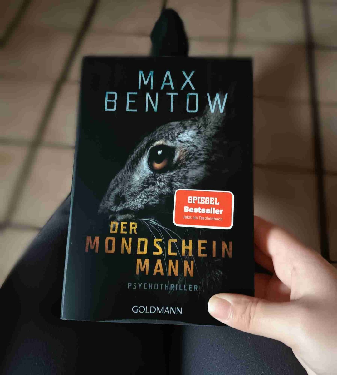 Von Max Bentow sind die Bücher einfach genial, ich liebe diese Schreibweise, total spannend und man rechnet einfach nicht mit dem Ende. Das Buch Der Mondscheinmann hat mir super gut gefallen.
