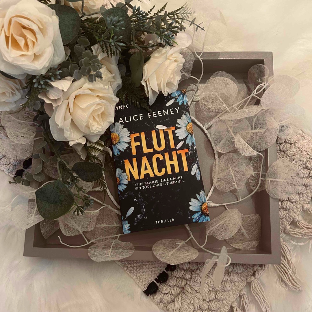 Spannender leicht surrealer Thriller
🌊🏰👵🏼📝📚🥳🧑🧑🧒🧒💔⚰️🩸🚘🪦