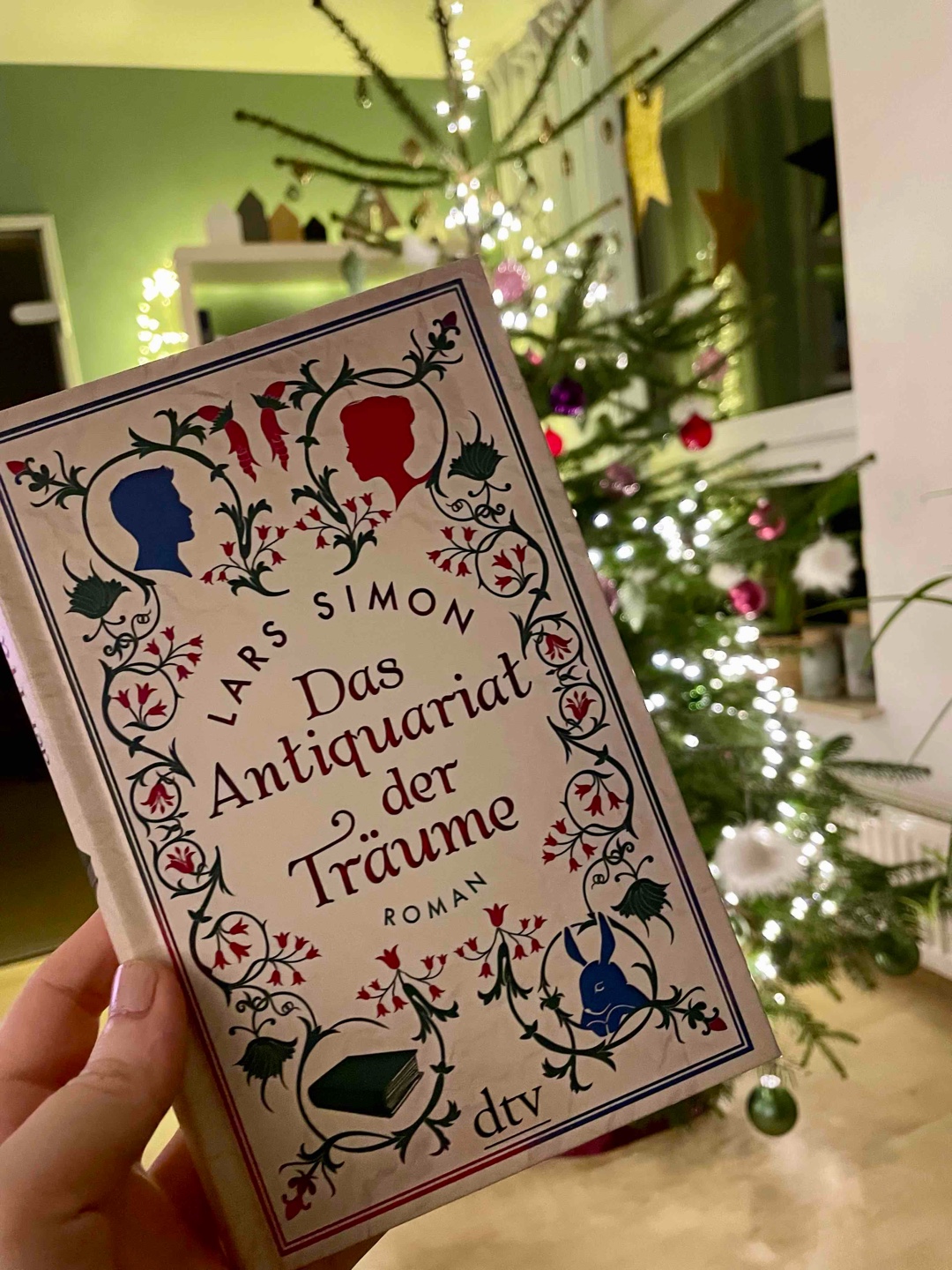 Ein Buch, das einem lehrt, niemals aufzugeben und immer dem Herzen zu folgen. Obwohl ich sonst überhaupt kein Fantasy-Fan bin und die dem Protagonisten erscheinenden Romanfiguren für mich im ersten Moment eigentlich schon „too much“ waren, hat mir der Mix aus Philosophie, Lovestory und Ratgeber letztendlich doch gefallen. Das Buchcover und Happy End tun ihr Übriges zu einem gelungenen Leseerlebnis.