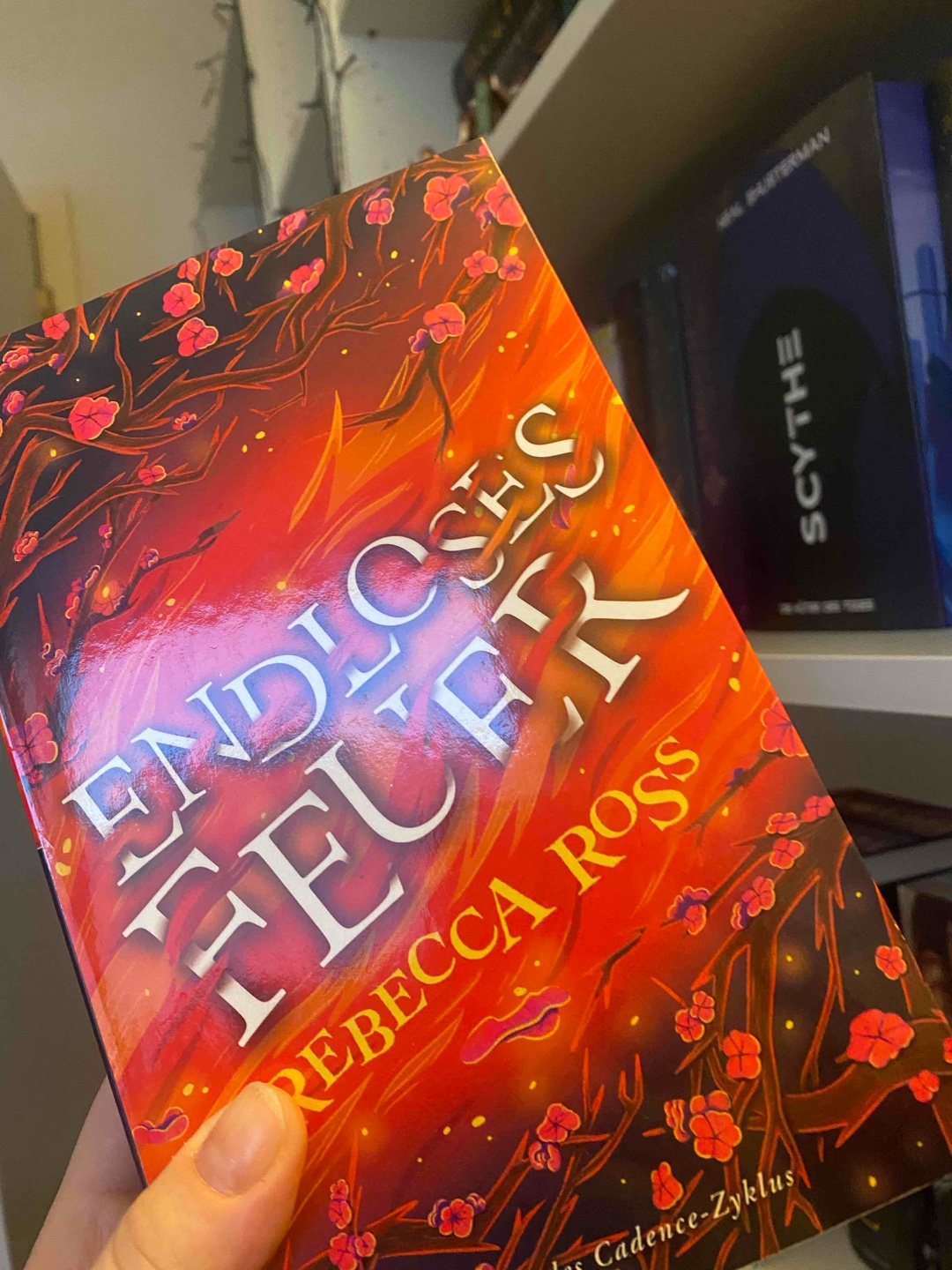 Teil 2 hat mir viel besser gefallen, als der erste. Spannend, mitreißend und toll geschrieben. Insgesamt würde ich die Reihe empfehlen, Rebecca Ross Schreibstil ist anders, aber wunderschön, es steckt viel zwischen den Zeilen und ist teilweise poetisch und sehr genau, man kann sich so vieles haargenau vorstellen, wirklich einmalig. ☺️💫