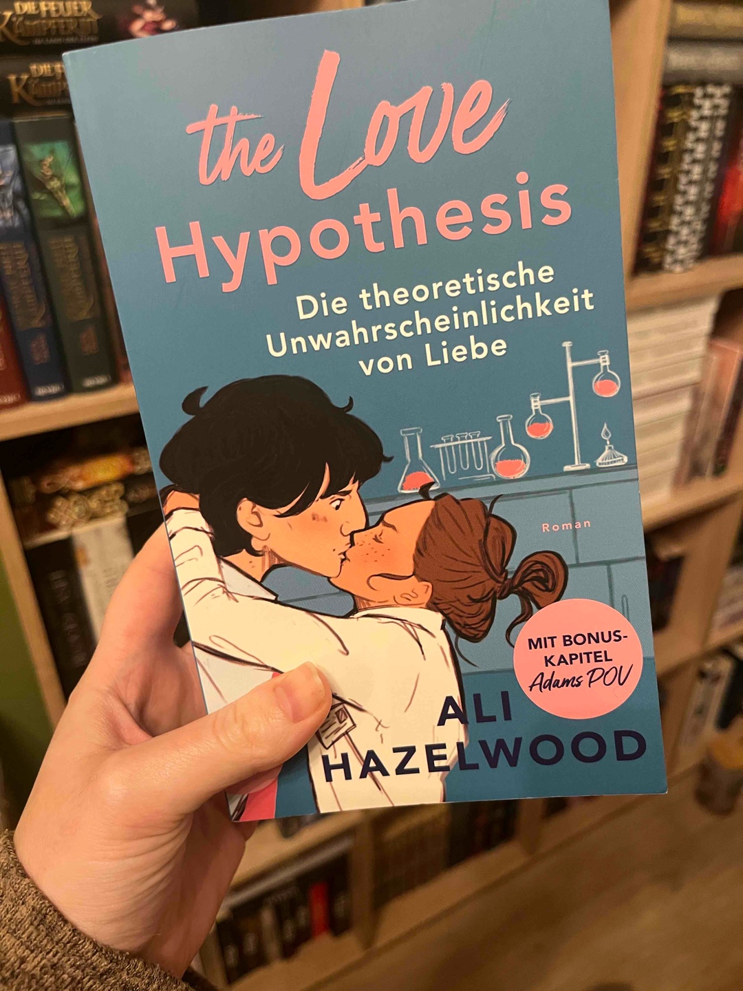 Olive und Adam ❤️
Was für ein wundervolles Buch.
Was für eine wundervolle Lovestory.
Die beiden zusammen sind einfach unglaublich lustig und absolut liebenswert. Besonders witzig war es als Olive sich wegen ihrer besten Freundin immer weiter in die Scheiße geritten hat 😂 Ich habe jede Zeile dieses Buchs geliebt. Ich habe mitgefiebert, mitgelitten, mitgeweint und jubelnd den Arm in die Luft gerissen! Einer meiner Lieblinge des Jahres ❤️