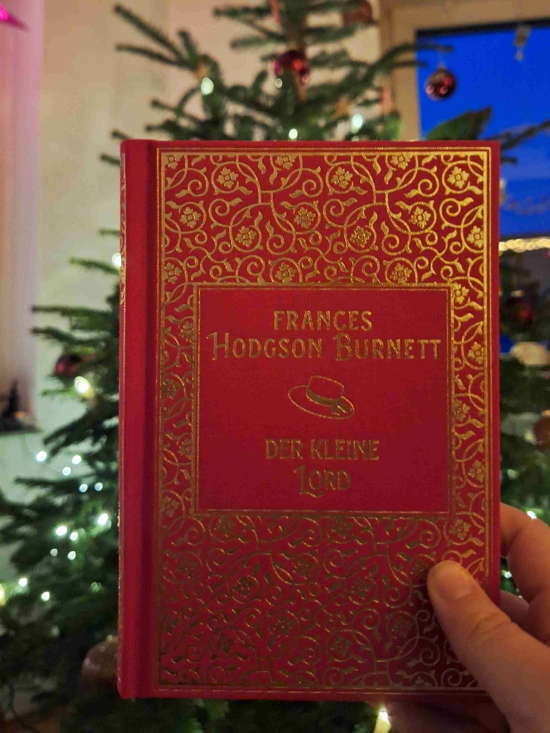Kannte bisher immer nur den Film zur Weihnachtszeit. Habe es jetzt endlich mal geschafft auch das Buch zu lesen. Genauso wunderbar zu dieser Zeit und dem Film wirklich sehr Nahe, an einigen Stellen sogar noch deutlich besser. Aber so ist das mit Büchern ja 😊