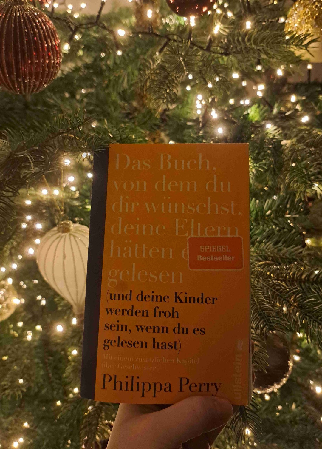 Ein sehr interessantes Buch. Ich bin froh es gelesen zu haben. Man kann sehr viel für sich selber mitnehmen. Man lernt aber auch etwas über sich selbst. Wieso man in manchen Situationen so reagiert, wie man reagiert. Echt gut. 

Folgende Zitate sind mir in Erinnerung geblieben:

Kinder tun, was wir tun, und nicht, was wir sagen. S.33

Keiner ist perfekt - wir alle machen Fehler. Aber nicht die Fehler sind das Wichtige, sondern die Art und Weise, wie wir sie korrigieren. S.80

Ihre Kinder behandeln Sie oft so, wie Sie sie behandeln. S.96