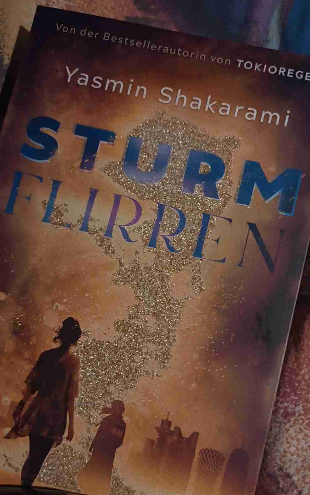 "Sturmflirren" hat mich verdammt tief berührt. 
Ich kann kaum in Worte fassen wie sehr mich diese Geschichte gerührt hat. Mein Herz ist zerrissen und wieder zusammengesetzt worden, ich musste weinen und lachen und bin durch alle erdenklichen Emotionen gegangen. Ich bewundere die starken Frauen dieser Geschichte. Fahra beispielsweise,hat meinen  Horizont definitiv erweitert. Die wahnsinnig starken Frauen die sich nicht von engstirnigen Strukturen unterkriegen lassen sind wirklich inspirierend. Und am Rande angemerkt bin ich auch ein großer Fan der Autostunts. 
Yasmin Shakarami hat einen wahnsinnig starken Roman geschrieben, welcher in der heutigen Zeit mehr denn je relevant ist. 
Sturmflirren ist in meinen Augen ein definitiver must-read. 