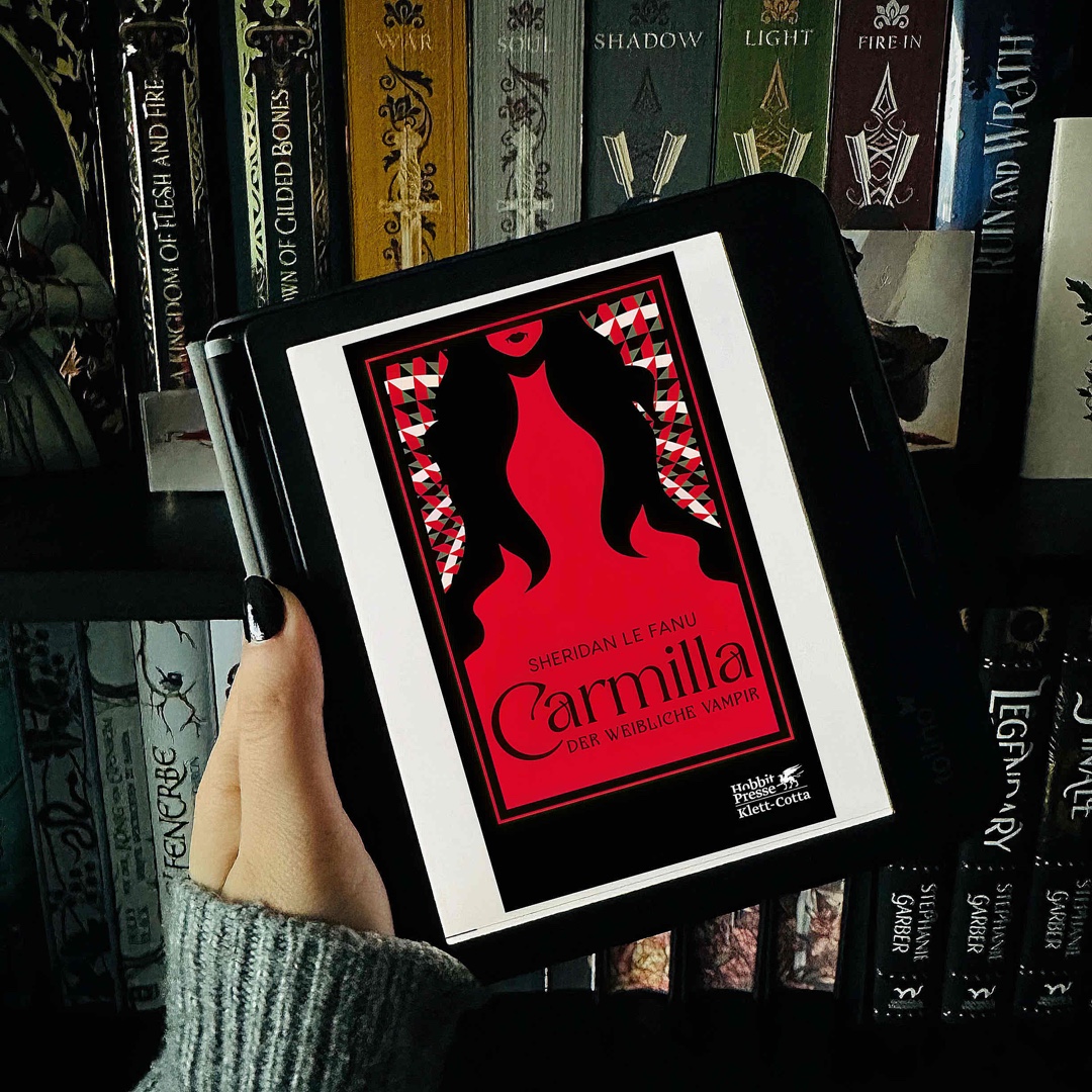 Carmilla ist ein poetisch geschriebener, spannender und fesselnder Vampirroman, welcher viel zu lange von Dracula überschattet wurde.