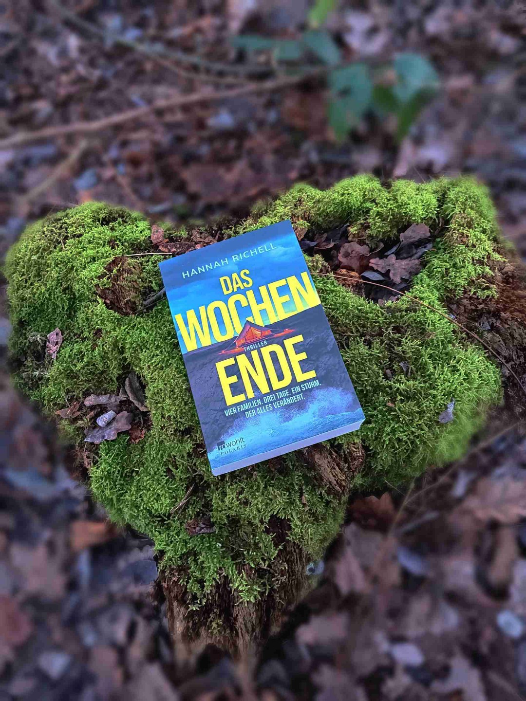 Und schon ist wieder Wochenende, könnt ihr auch die Form auf dem Bild erkennen? Was für ein Zufall ,
Also ich fand das Buch hätte mehr Spannung haben sollen und interessant fand ich's leider auch nicht wirklich, ich bin leider nicht richtig reingekommen und mein erster Eindruck hatte wohl Recht gehabt das es nicht wirklich so toll ist. Leider konnte mich das Buch nicht überzeugen.