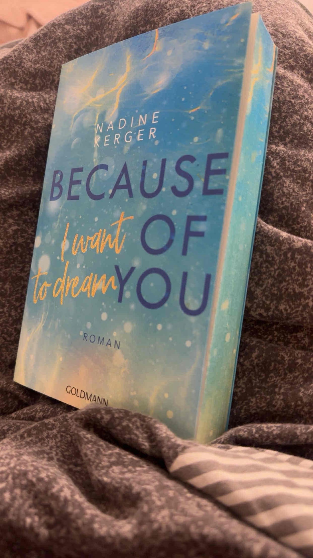 Ich liebe ja enemies to lovers und dieses Buch war einfach wunderbar. Ich habe gelacht, geweint, mich gefühlt selber verliebt und verloren. Die kleine Insel hat mich diesesmal einfach komplett umgehauen. Jacob hat sich so ein bisschen und ganz leise und langsam in mein Herz geschlichen wie er das bei Liv getan hat🥹 und das hätte ich so gerne auch aus seiner Sicht gelesen. Das ist leider der Grund warum ich nicht die vollen 5 Sterne gebe, einfach weil Jacob auch zu Wort hätte kommen sollen✨