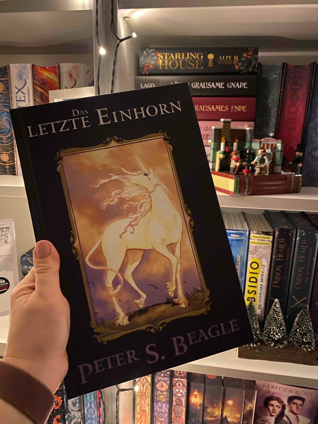 Ein Klassiker in einer wunderschön gestalteten Graphic Novel. Diese Geschichte gehört zur Weihnachtszeit für mich dazu, einzigartiger Erzählstil, poetisch, magisch. 🦄