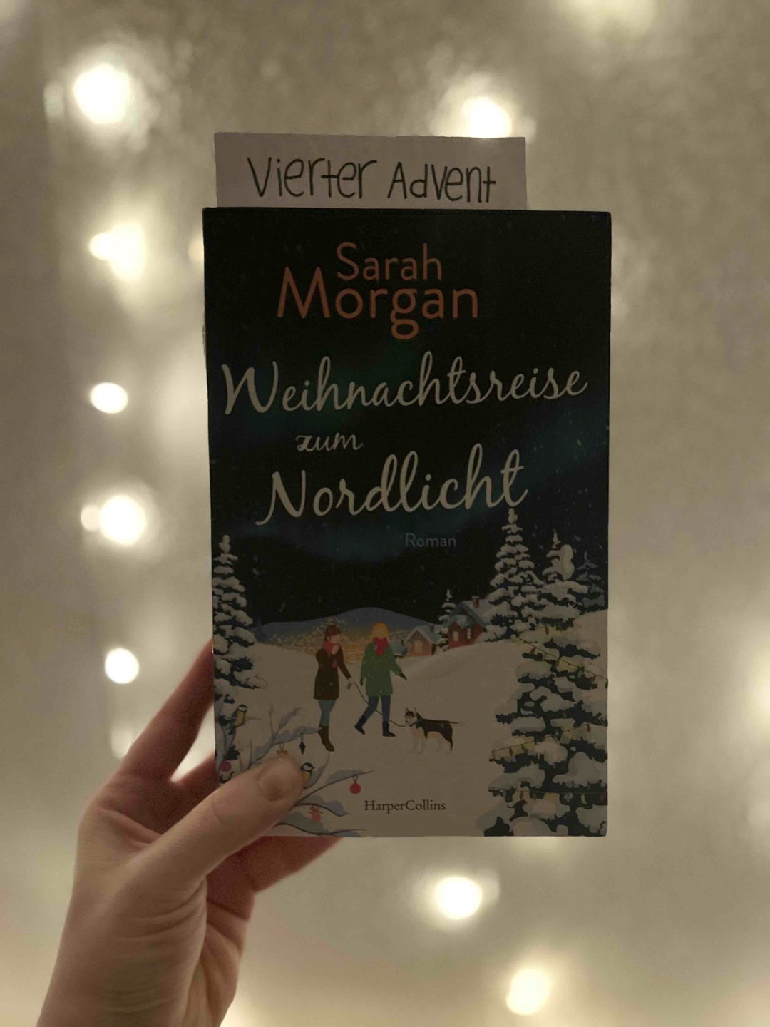 Super schönes Weihnachtsbuch! 🎄🎅✨
Hatte das Buch in meinem Adventskalender und woher auch immer meine Freundin es ausgegraben hat, es war ein Volltreffer!
Die Story war super süß, witzig, unterhaltend, traurig & einfach schön und cozy! 🫖❄️☃️🛷
Der Ort des Geschehens ist halt auch einfach ein Traum 🇸🇪😍
Kann es zu 100% empfehlen.