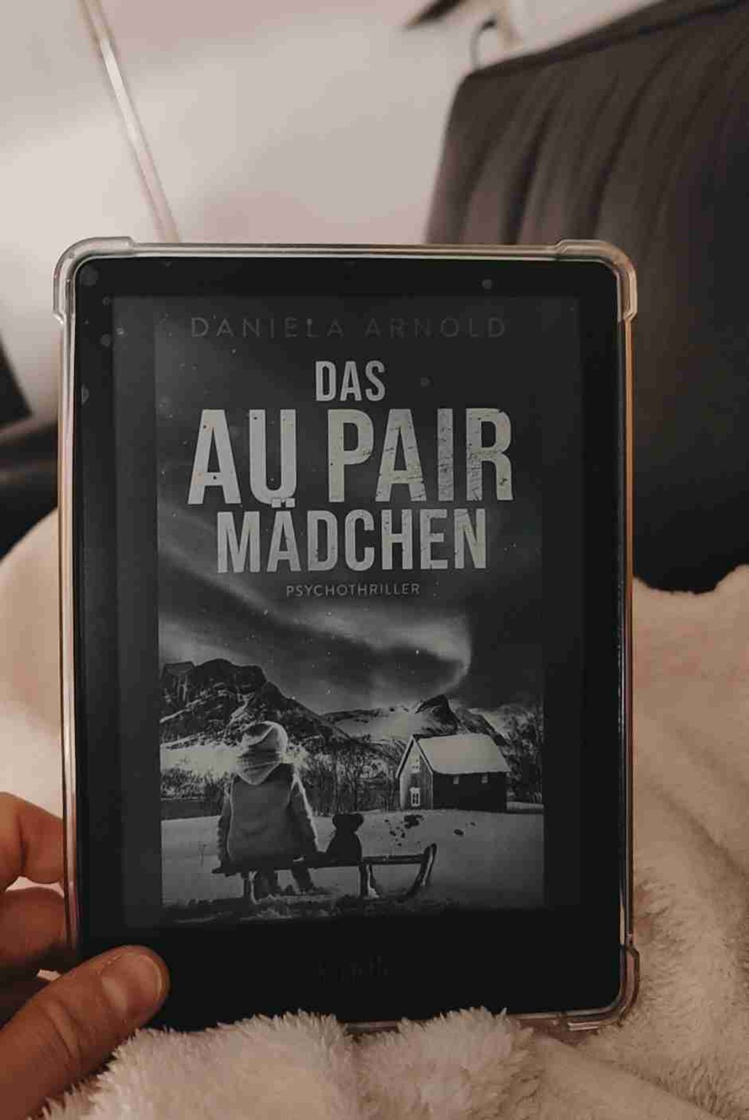 Feiertagssnack. Kann man lesen, muss man aber nicht.
Als Leser merkt man recht früh, dass irgendwas nicht stimmt und mich hat eine Person von Anfang an genervt. Das Ende hat dann doch noch eine kleine Überraschung bereit gehalten, aber gab für mich keine so großen wtf Momente. Hat mich über die Feiertage aber gut unterhalten, ich war aber froh, dass es nicht viel länger war - so war alles gesagt ohne es künstlich in die Länge zu ziehen. 
