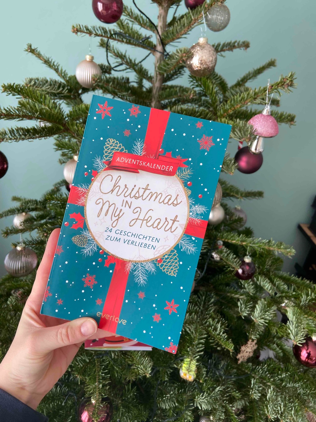 Ein toller Adventskalender! 🎄💫
Ich habe die 24 süßen Liebesgeschichten immer abends gelesen, was immer ein toller Tagesabschluss war. Man hat eine Geschichte in circa 10 Minuten gelesen und sie sind alle super weihnachtlich, charmant und unglaublich süß.
Ein toller Adventskalender für Buchliebhaber!