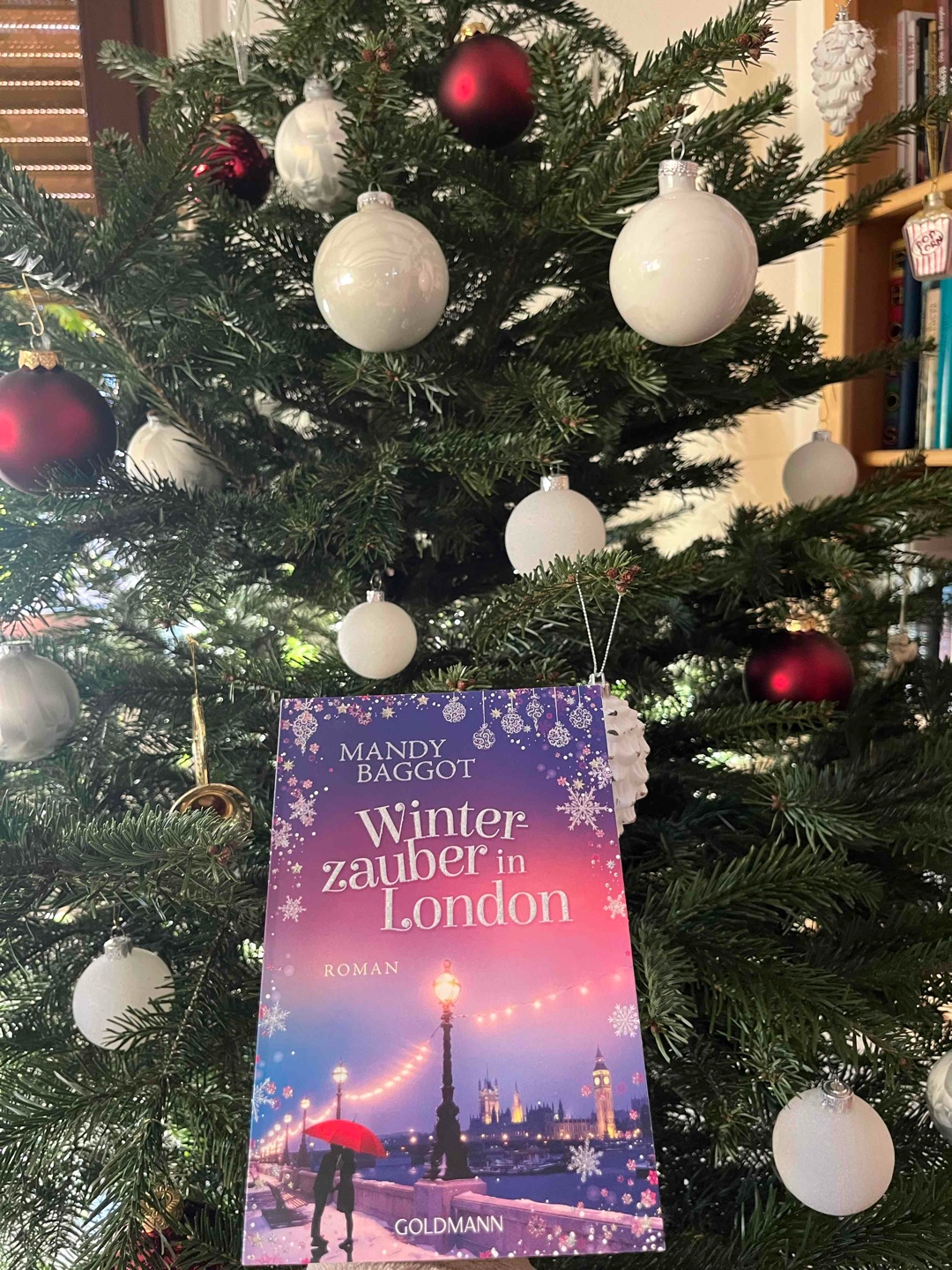 Weihnachtszauber in London ❄️ 🇬🇧
Vor Kauf des Buches sollte man ganz dringend drauf achten, das es hier um eine alleinerziehende Mutter in den Dreißigern geht, mit einer 13-jährigen Tochter. Allen minderjährigen würde ich davon abraten. 🙈
Es ist kein klassisches Thema in dem Buch, es geht um schwierige Krankheiten, Ex-Ehepartner,Kinder… 😅
Ich konnte mich leider absolut nicht in das Buch reinversetzten, da es nicht mein Thema ist mit zwanzig.
Trotz allem hat es eine schöne Message, etwas Neues anzufangen und andere Prioritäten zu setzen. 😊
Und die Autorin wurde hier sehr privat vorgestellt, hat mir sehr gefallen. 🥰