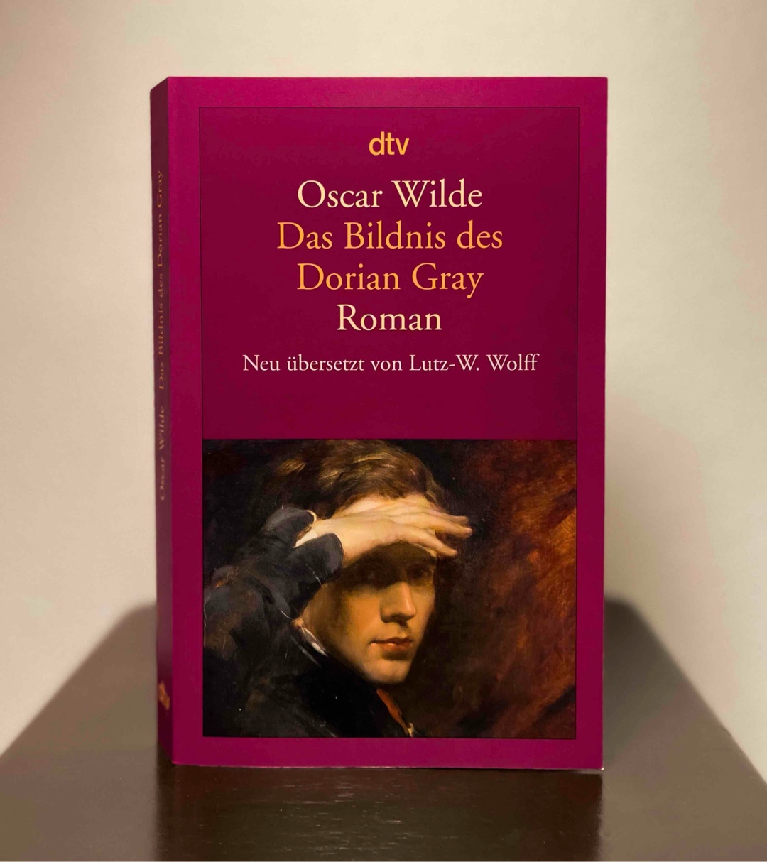Was für eine Geschichte! Ich wollte nur kurz reinlesen – und konnte nicht mehr aufhören. Die Verwandlung von Dorian Gray vom unschuldigen jungen Mann zu einer skrupellosen Figur ist so fesselnd beschrieben, dass ich das Buch kaum aus der Hand legen konnte.
Oscar Wildes Schreibstil ist elegant und leicht zu lesen. Nur im elften Kapitel fiel es mir etwas schwer, dranzubleiben, doch es trägt viel zu Dorians Entwicklung bei. Das Ende finde ich perfekt – ein Klassiker, der nachhallt. 📚💯