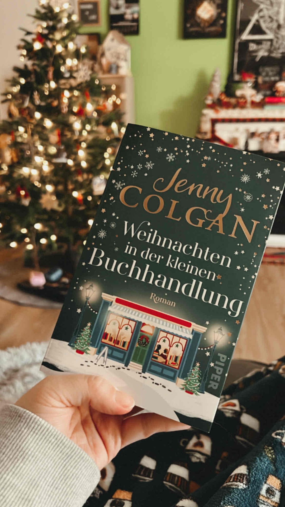 Einfach zauberhaft geschrieben! Genau jetzt in der Weihnachtszeit kann man sich einkuscheln und in diese Geschichte eintauchen. Ich persönlich mochte es sehr, dass die Romanze nicht zu schmalzig war und das der Fokus wirklich auf dem kleinen Buchladen lag.