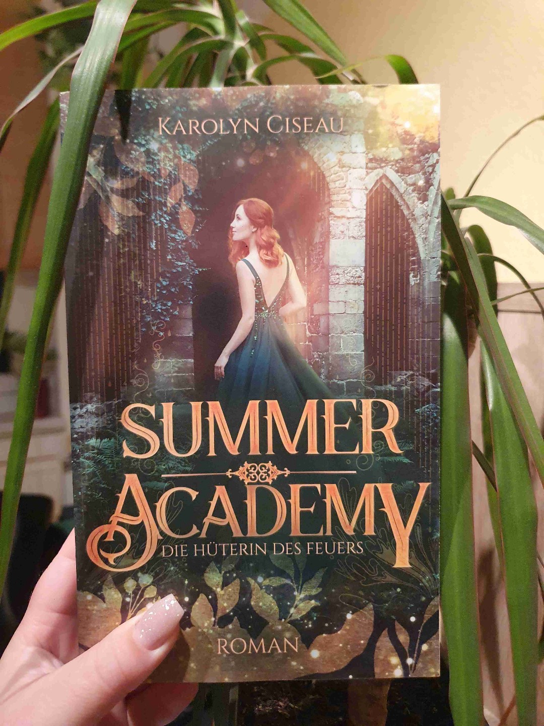 Ich mochte den Teil der Seasons of Fate Reihe sehr, sehr gerne! Die Protagonisten fand ich super, die Story auch. Ich fange direkt mit Autumn Academy an 🍂🍁
