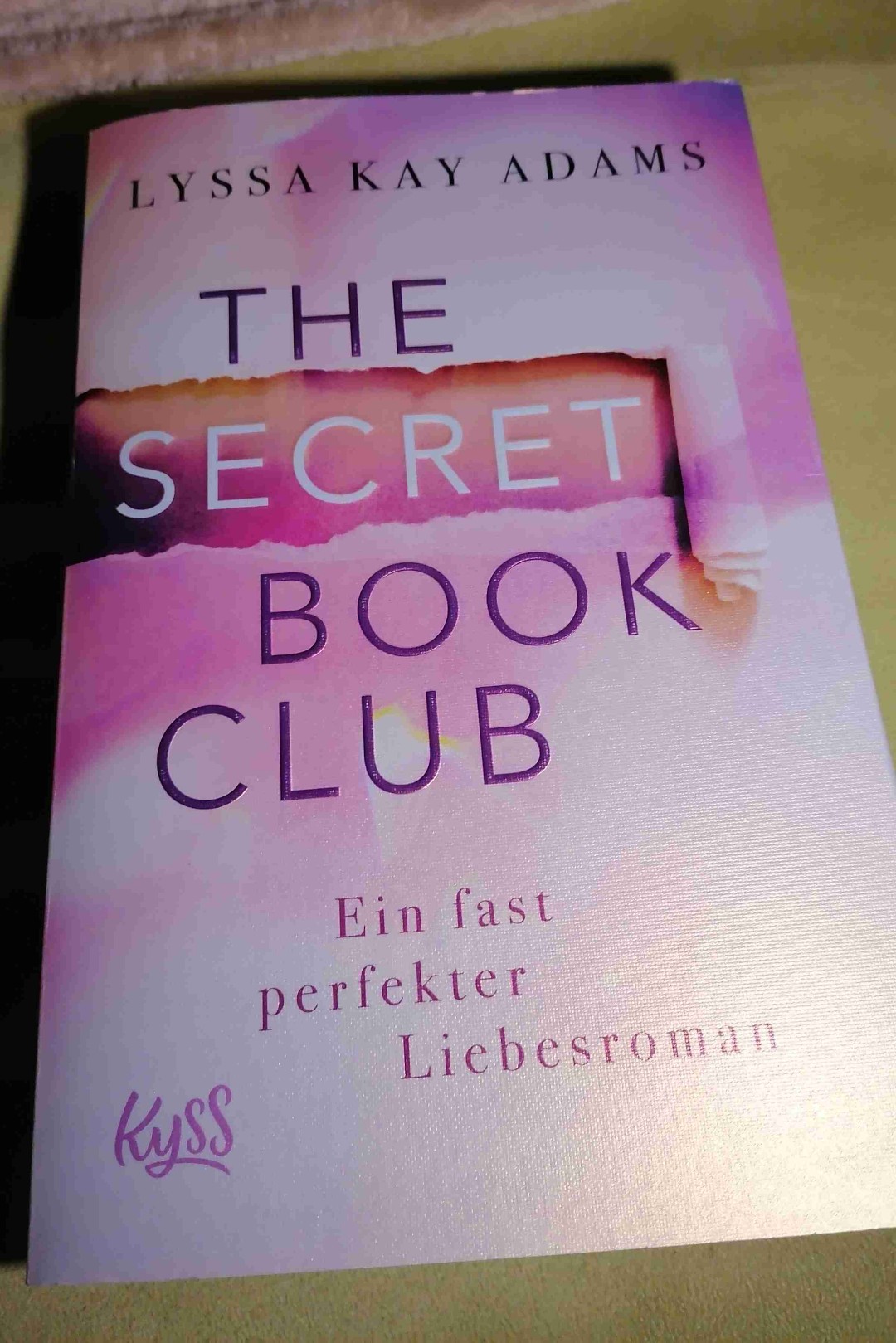 Wie ein Geheimer Buchclub die Ehe von Gavin und Thea rettet.
Witzig, charmant, einfach gut
