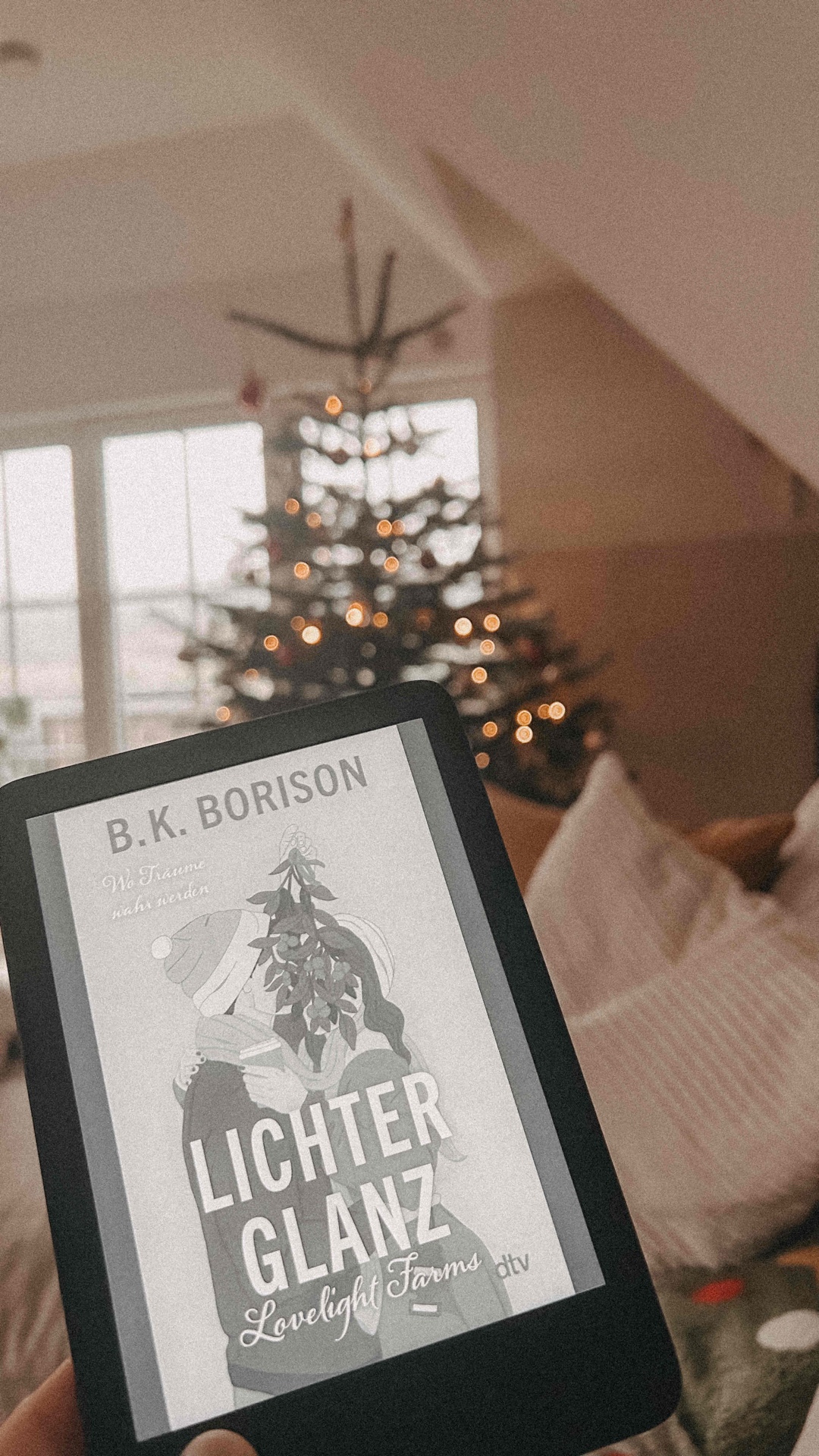 „Und dann hat er mich sieben Wochen lang gefragt, ob er sich die Haare wie Aragorn wachsen lassen solle. Als würde das Universum einen noch attraktiveren Luka brauchen.“ 🥹😅. Liebs 🧡

Eine richtig süße Story ohne viel Drama. Perfekt für zwischendurch. 🎄