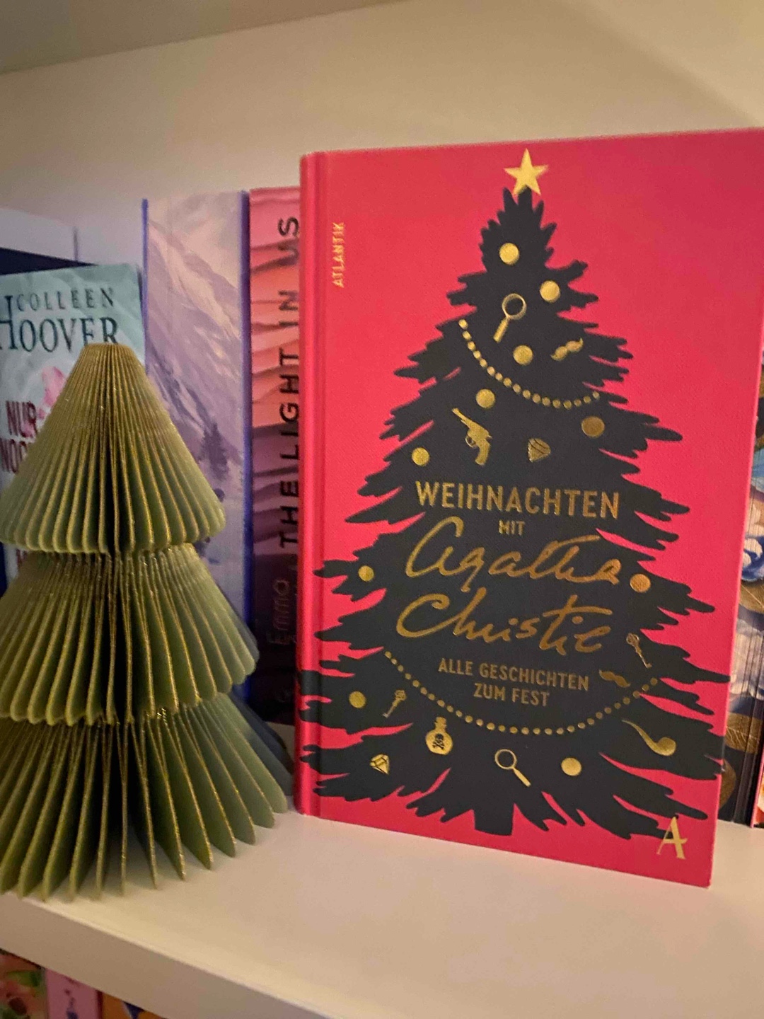 Ich hätte mir mehr Geschichten mit Miss Marple oder Hercule Poirot gewünscht… eine Geschichte gab es doppelt, das war sehr schade, einmal hätte gereicht 🥲
Die kirchlichen Geschichten fand ich sehr fad und verwirrend… hätte ich nicht gebraucht… dieses Buch ist kein Muss…