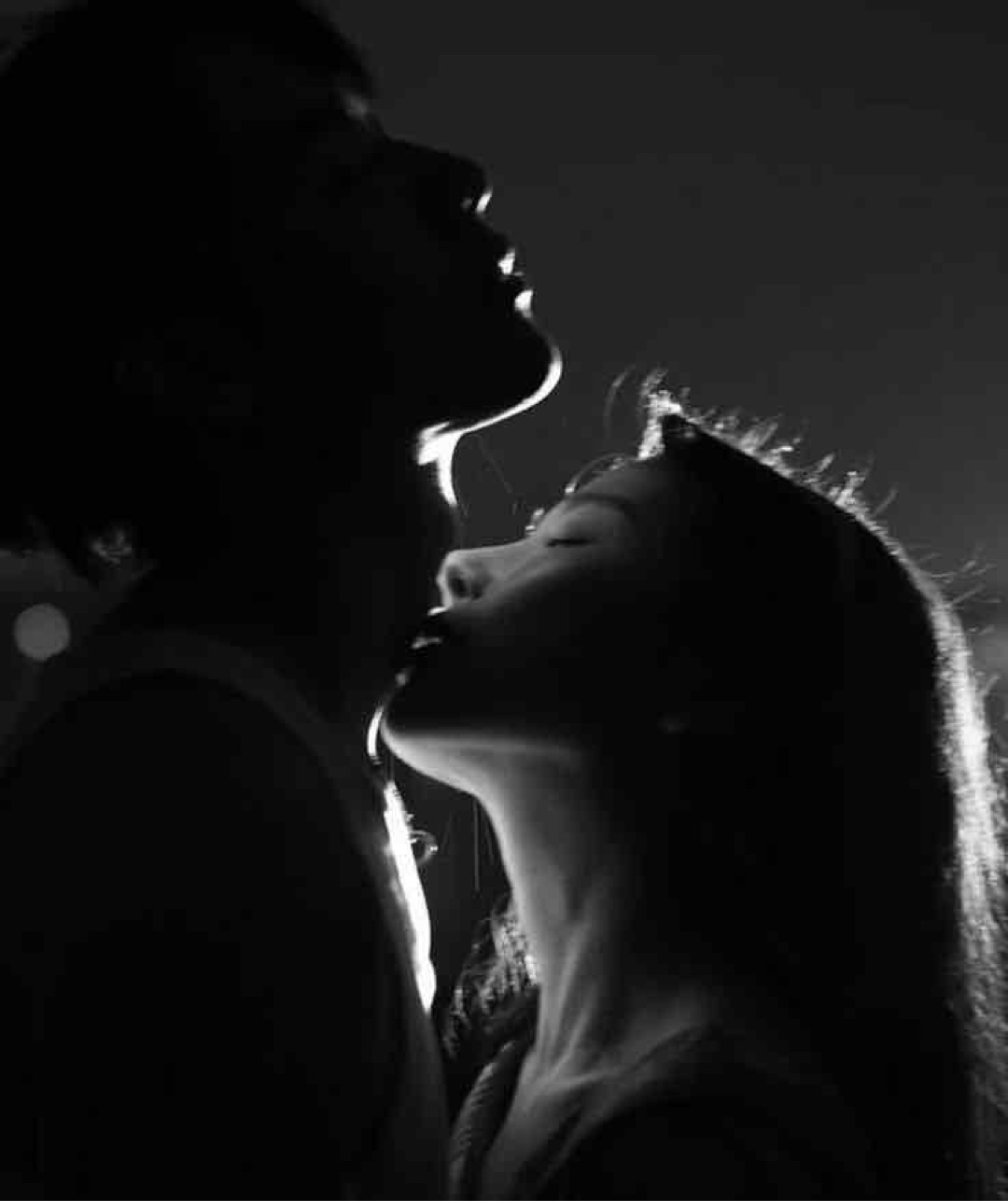 „Kai?“
„Mhm?“
„Sei still und Küss mich.“
„Issa?
„Ja?“
„Sei still und lass dich von mir küssen.“